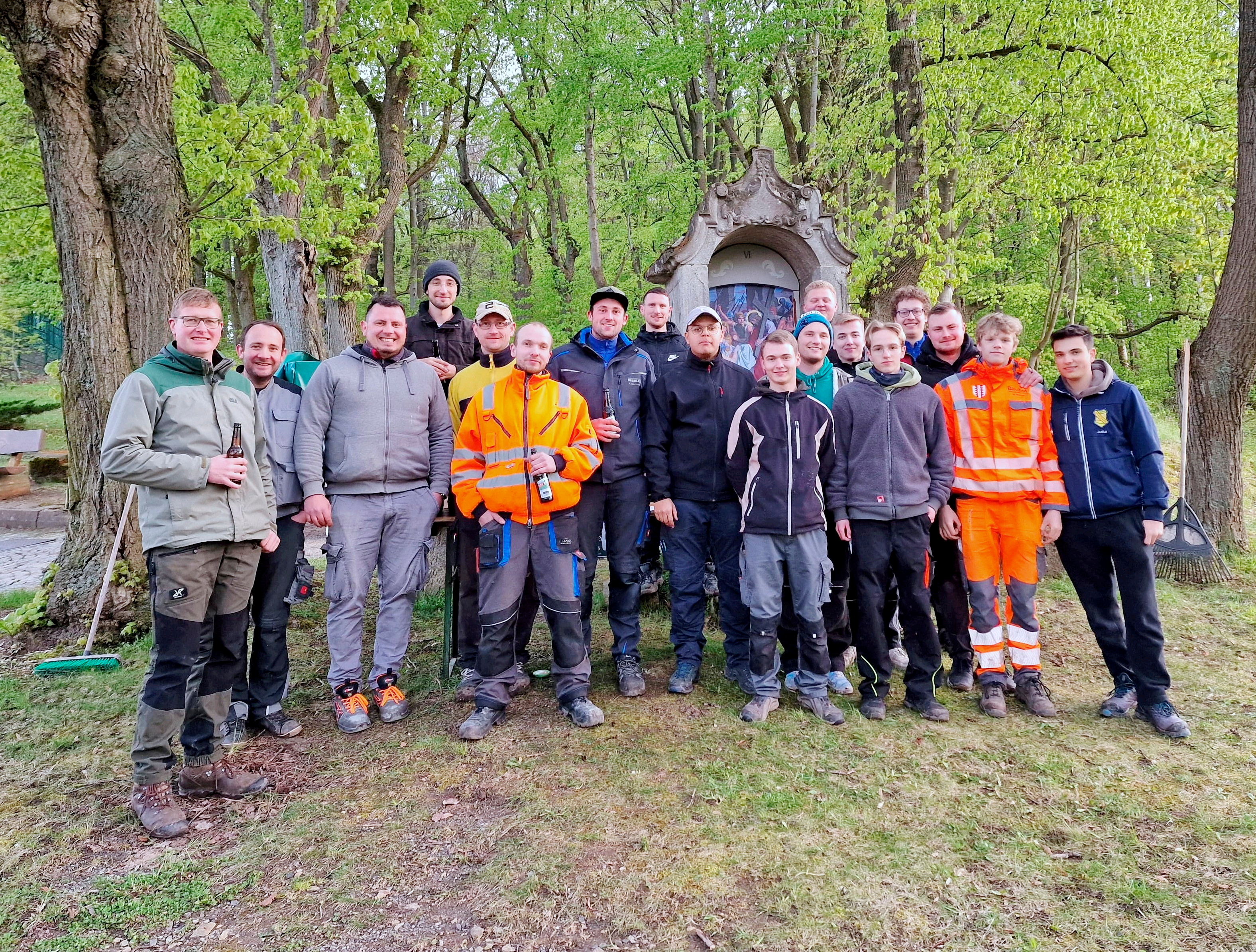 Nach getaner Arbeit stellten sich alle Beteiligten für ein gemeinsames Erinnerungsfoto auf.