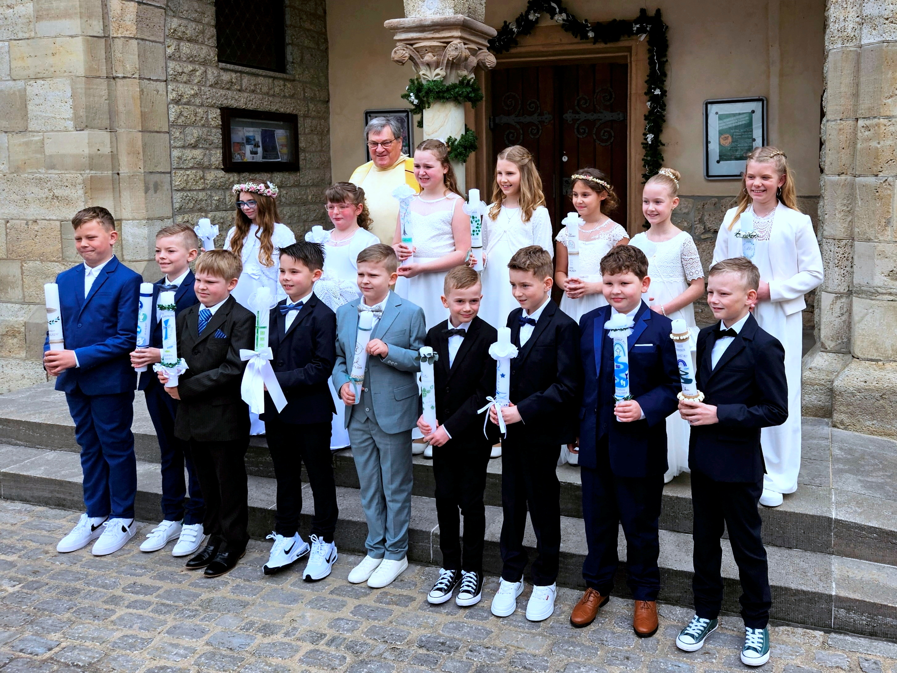 Die Kommunionkinder stellte sich zum gemeinsamen Gruppenfoto vor der Kirche auf.