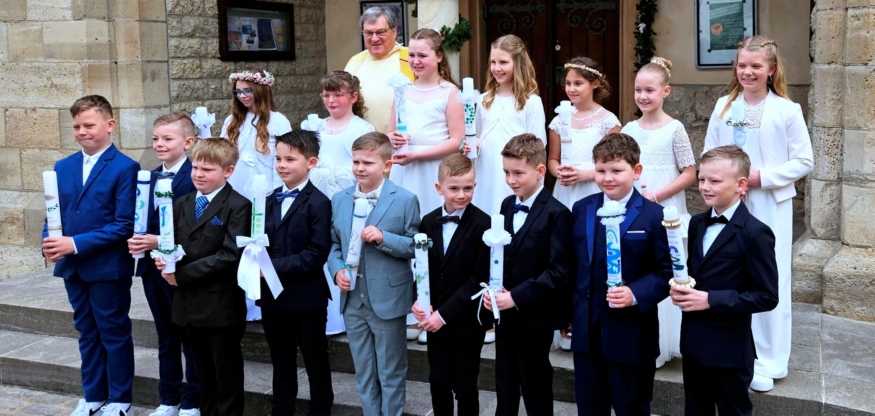 Die Kommunionkinder stellte sich zum gemeinsamen Gruppenfoto vor der Kirche auf.