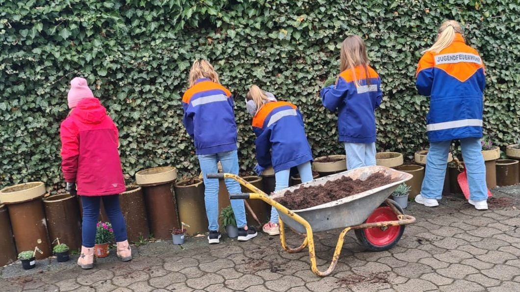 Kinder packen beim Frühjahrsputz kräftig mit an.