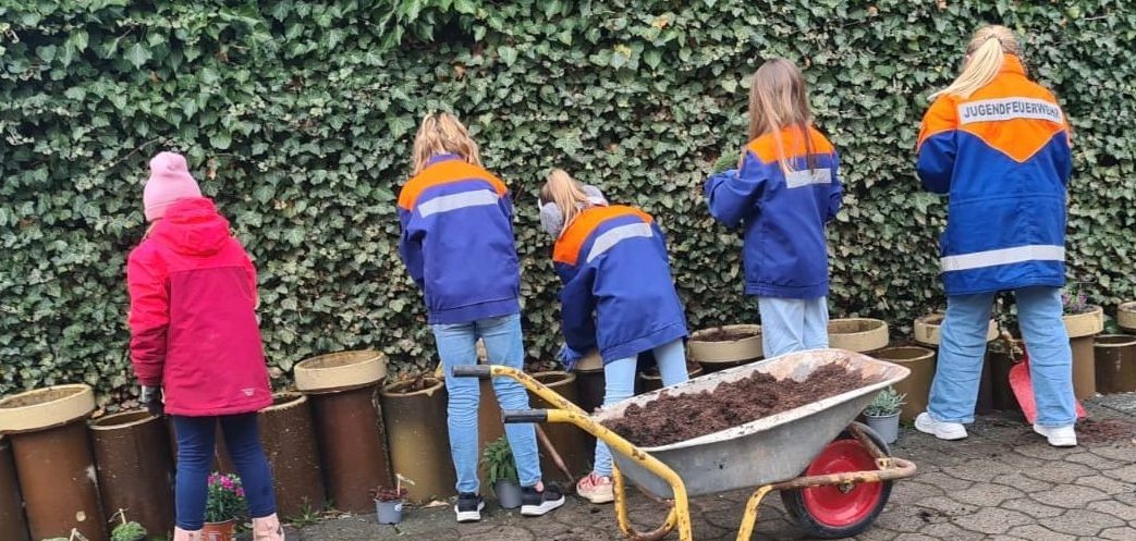 Kinder packen beim Frühjahrsputz kräftig mit an.