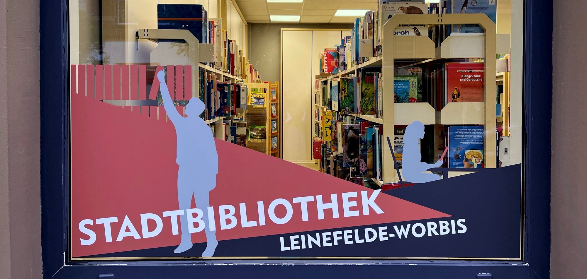 Ein Blick auf das Schaufenster der Leinefelder Bibliothek.