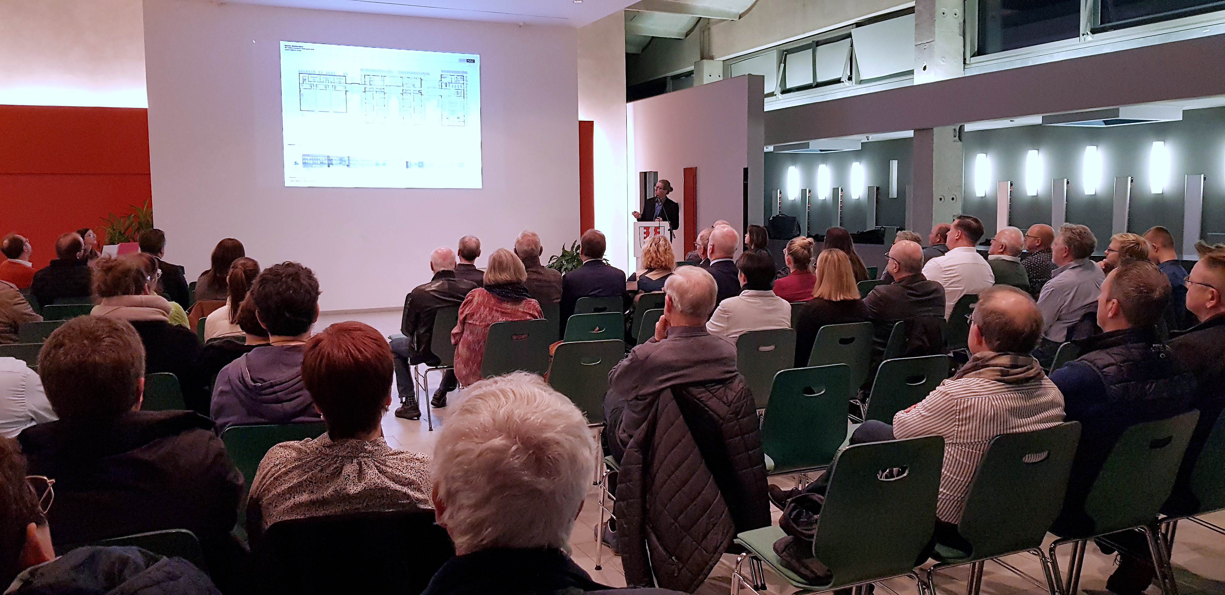 Sehr gut besucht war die Info-Veranstaltung mit Referent und Architekt Ralph Hengst im Foyer der Obereichsfeldhalle.