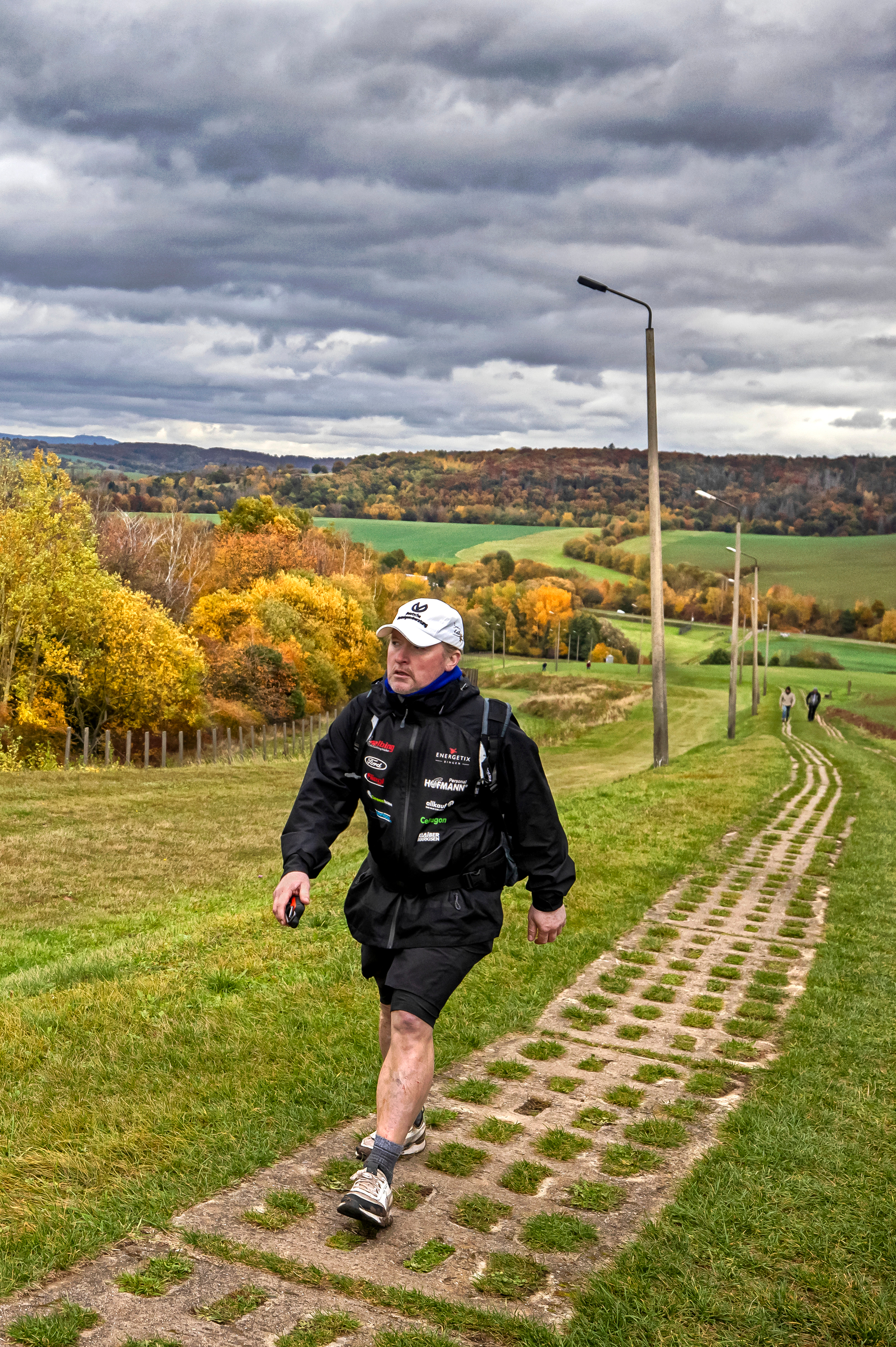 Joey Kelly wandert auf dem Kolonnenweg entlang der ehemaligen innerdeutschen Grenze.