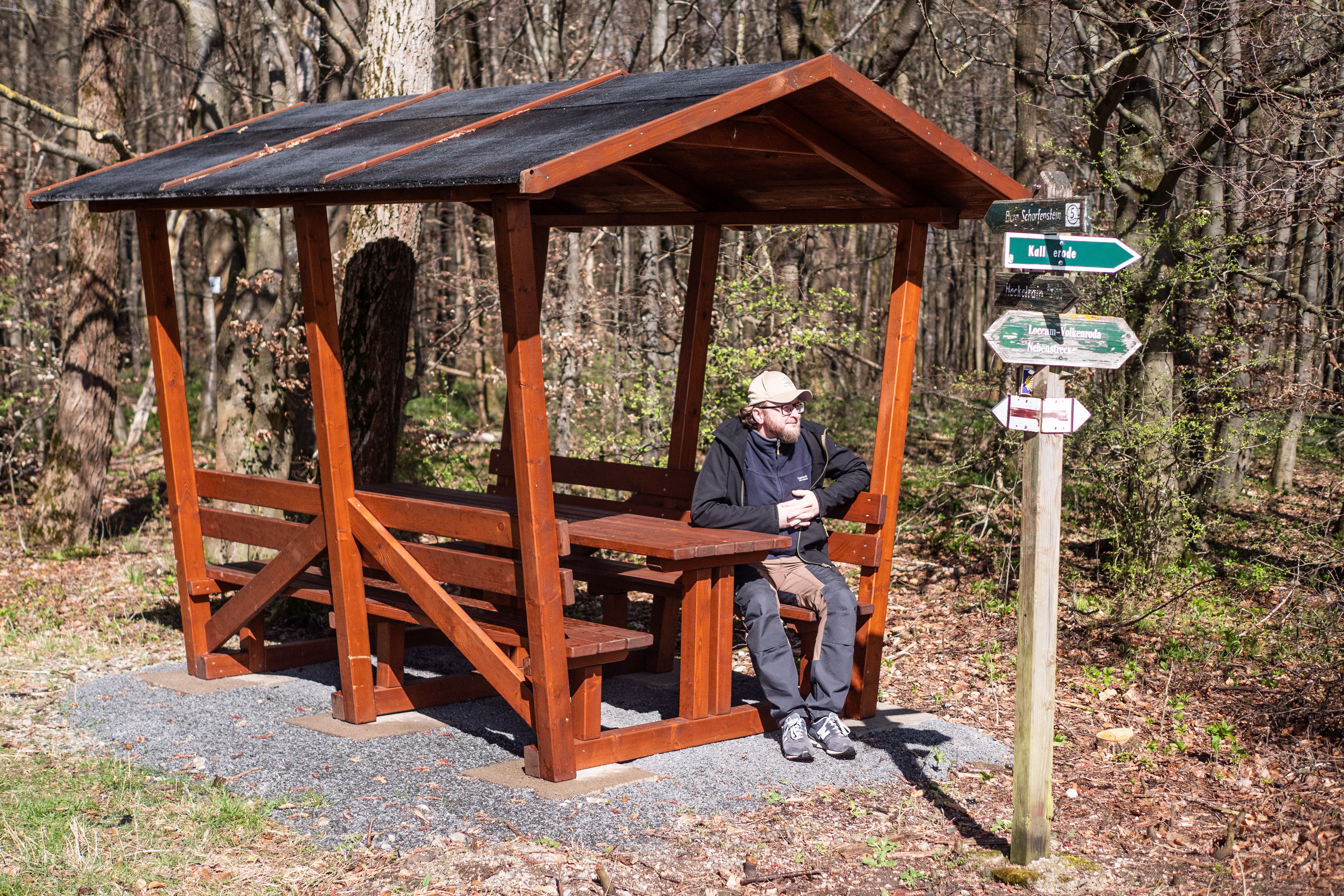 Neue Waldschenken laden Wanderer zum Verweilen ein.