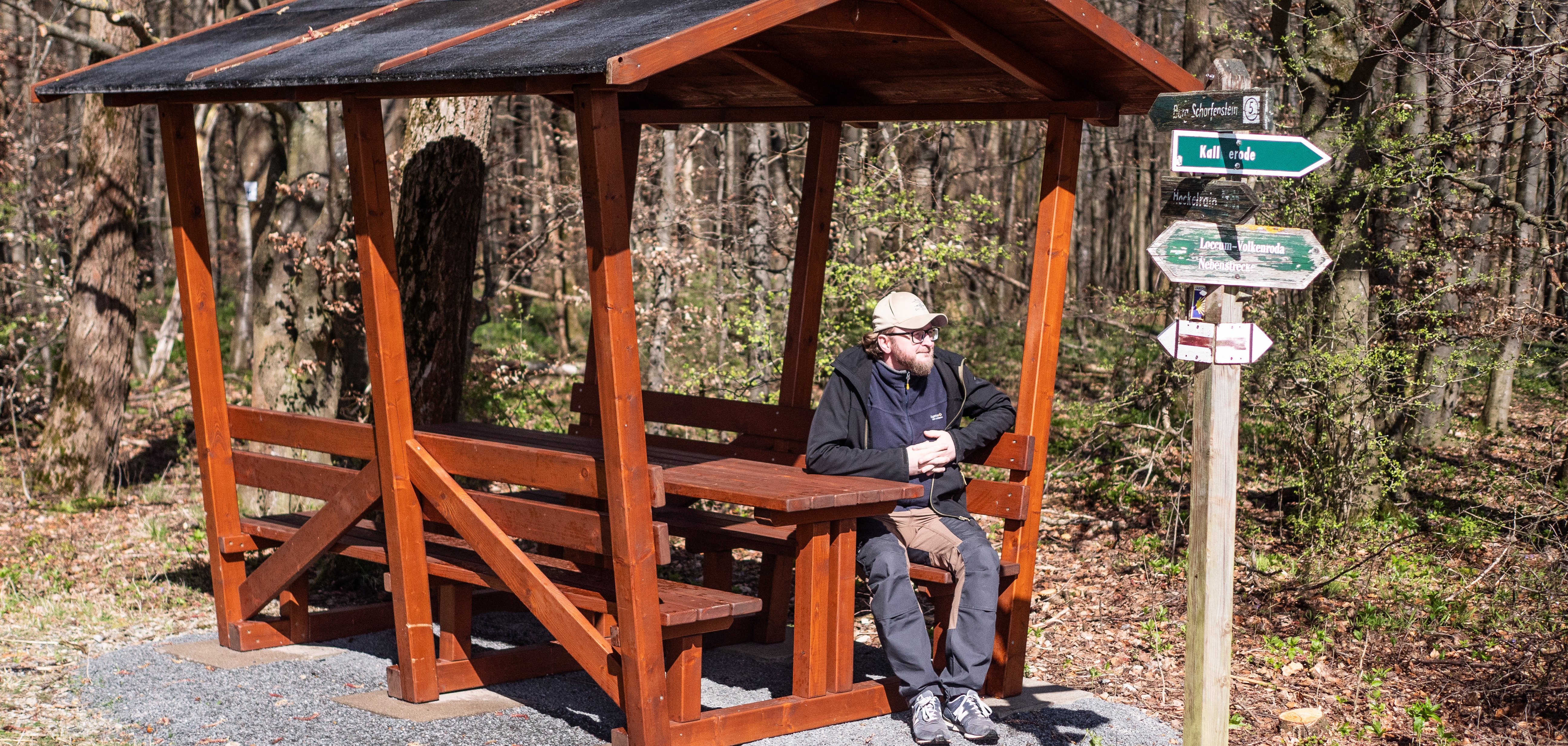 Neue Waldschenken laden Wanderer zum Verweilen ein.