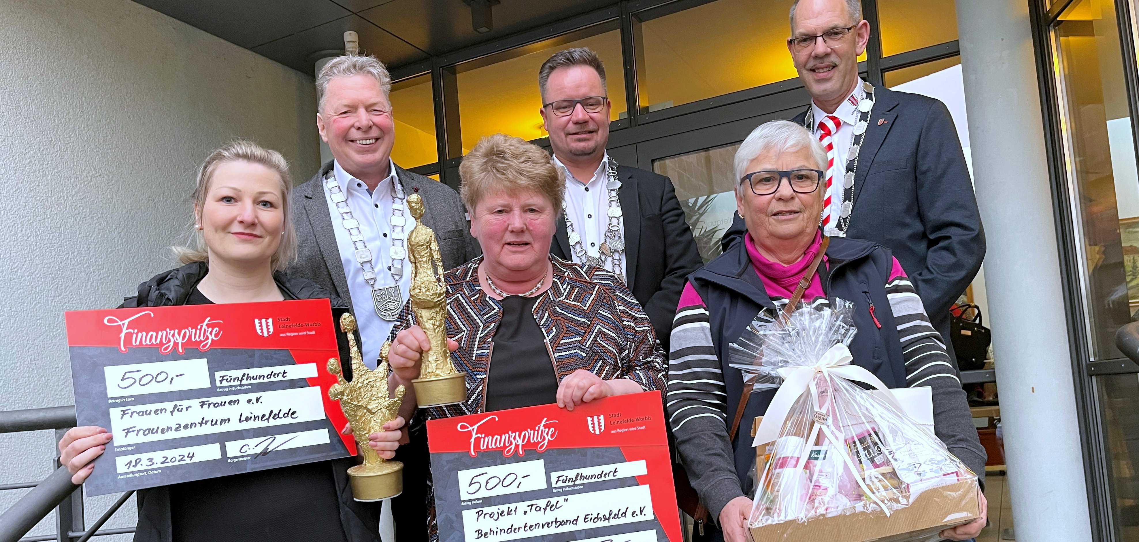 Die Geehrten erhielten vor dem Rathaus Wasserturm ihre symbolischen Schecks.