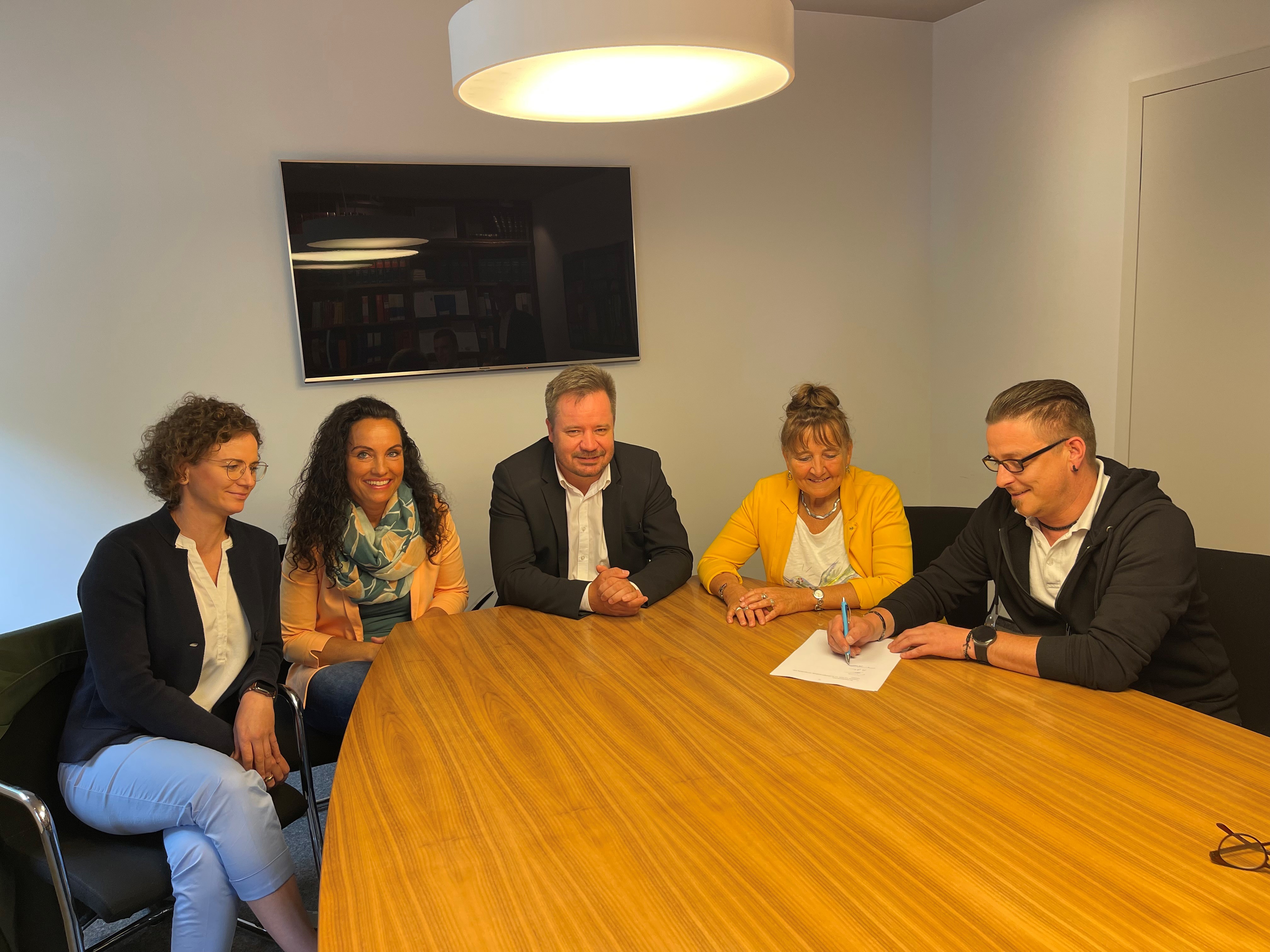 Christina Riethmüller-Walter (Mitarbeiterin der Lebenshilfe), Doreen May (Leiterin des Liegenschaftsamtes der Stadtverwaltung Leinefelde-Worbis), Bürgermeister Christian Zwingmann sowie Martina Rehbein und Tobias Kittke vom geschäftsführenden Vorstand der Lebenshilfe bei der Vertragsunterzeichnung im Notariat. 