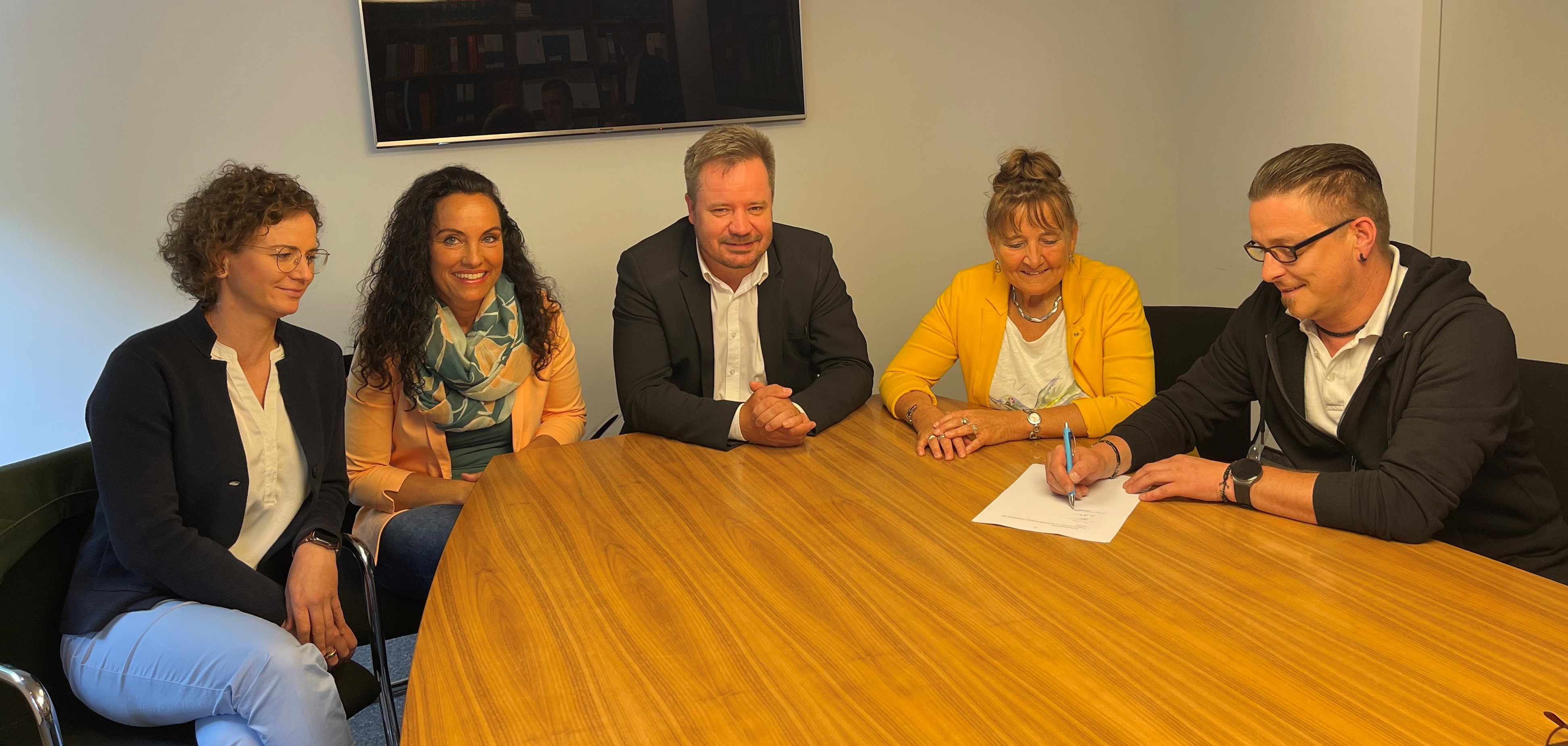 Christina Riethmüller-Walter (Mitarbeiterin der Lebenshilfe), Doreen May (Leiterin des Liegenschaftsamtes der Stadtverwaltung Leinefelde-Worbis), Bürgermeister Christian Zwingmann sowie Martina Rehbein und Tobias Kittke vom geschäftsführenden Vorstand der Lebenshilfe bei der Vertragsunterzeichnung im Notariat. 