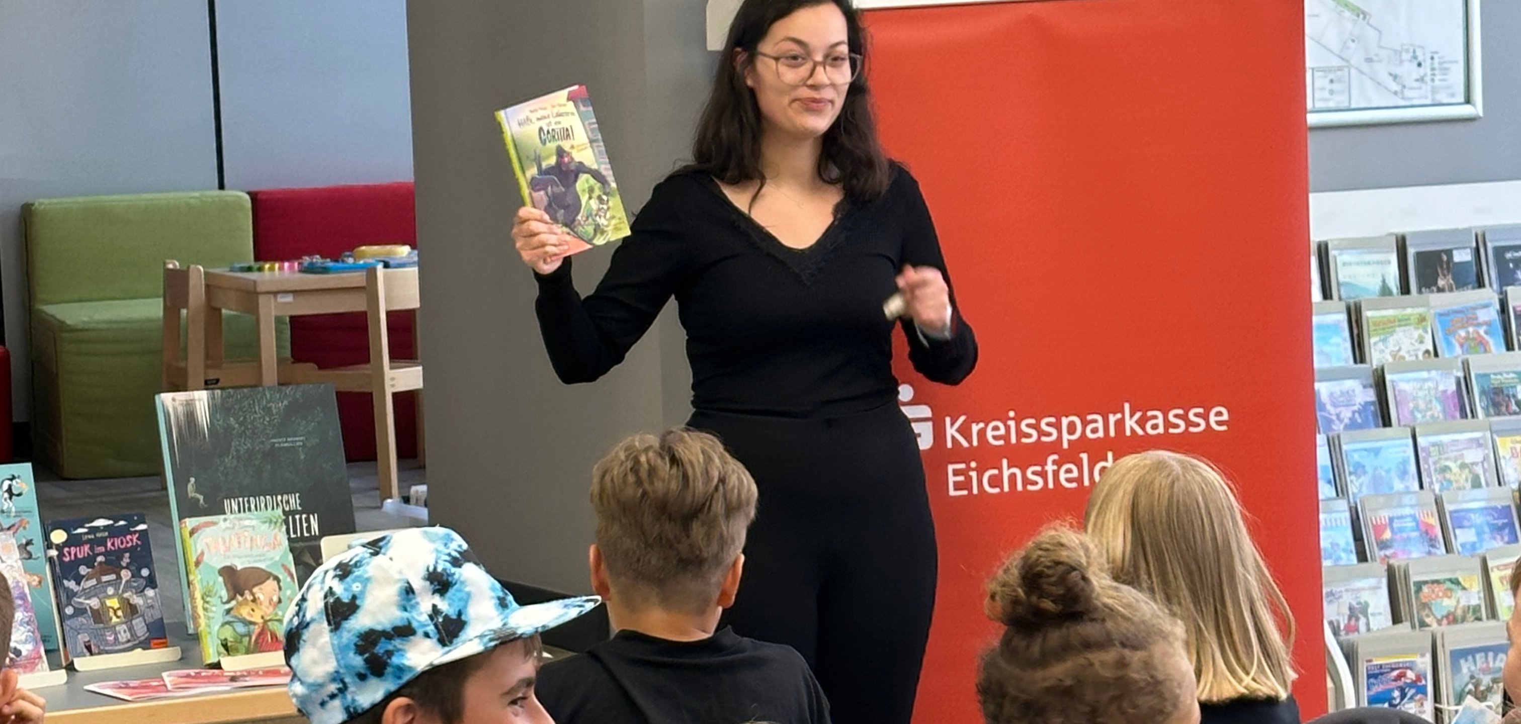 Bibliotheks-Mitarbeiterin Leyla Kayaakay stellt den Schülern die Lektüre für die diesjährige Leseratten-Aktion vor. 