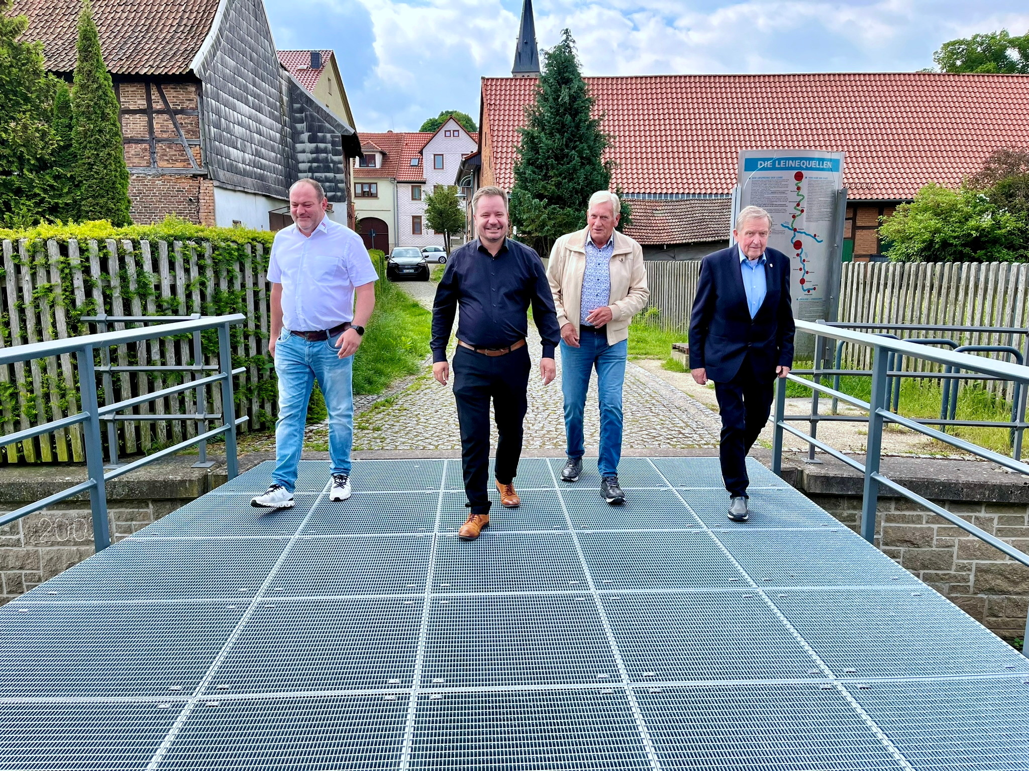 Neue Brücke an der Leinequelle