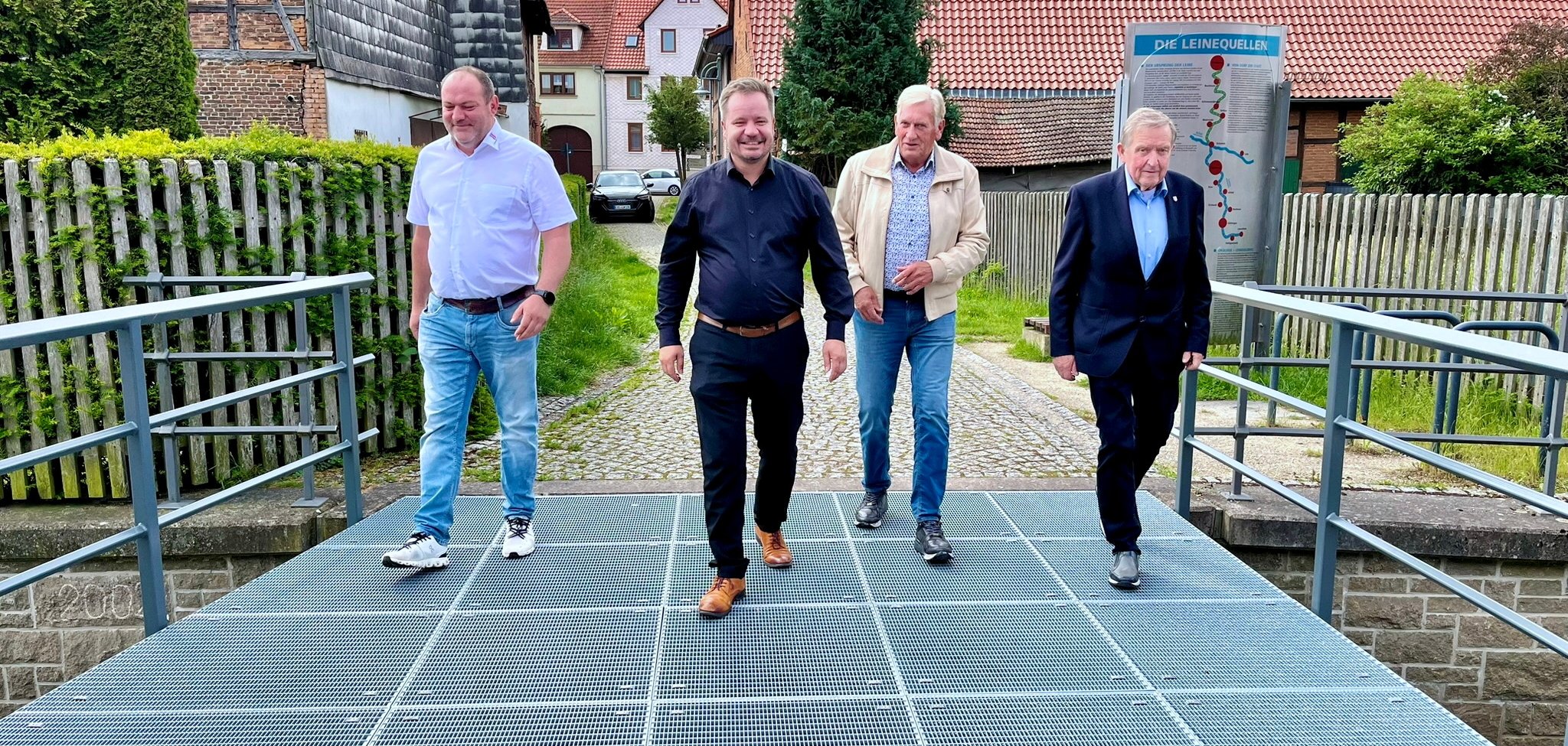 Neue Brücke an der Leinequelle