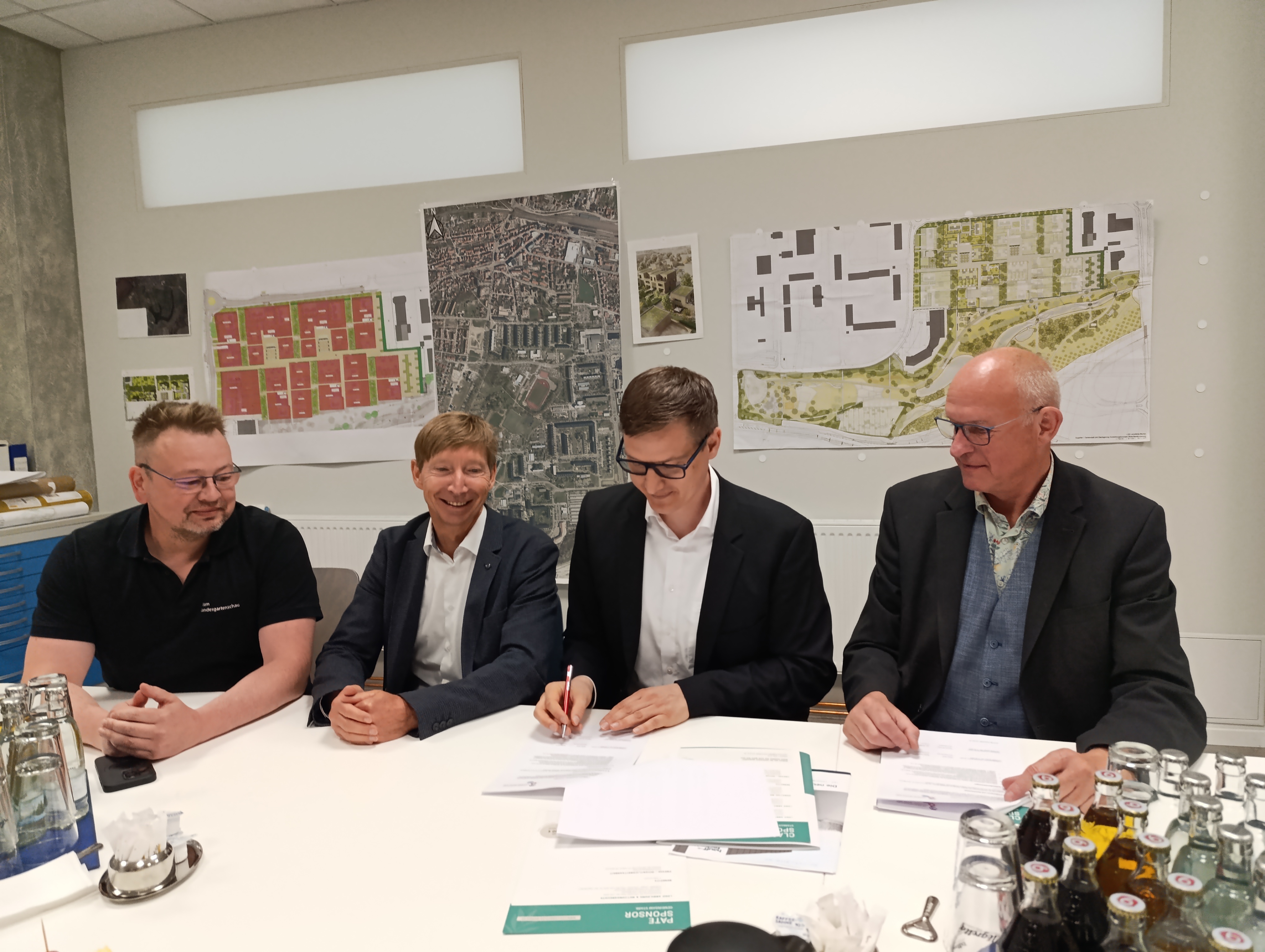 Sponsorenvertrag mit SWL geschlossen Die Geschäftsführer der Landesgartenschaugesellschaft, Martin Hauck und Stefan Nolte, der Geschäftsführer der SWL, Thomas Gerstner, und SWL-Prokurist Rüdiger Steinbach unterzeichneten den Sponsorenvertrag für die Landesgartenschau 2026 in Leinefelde.