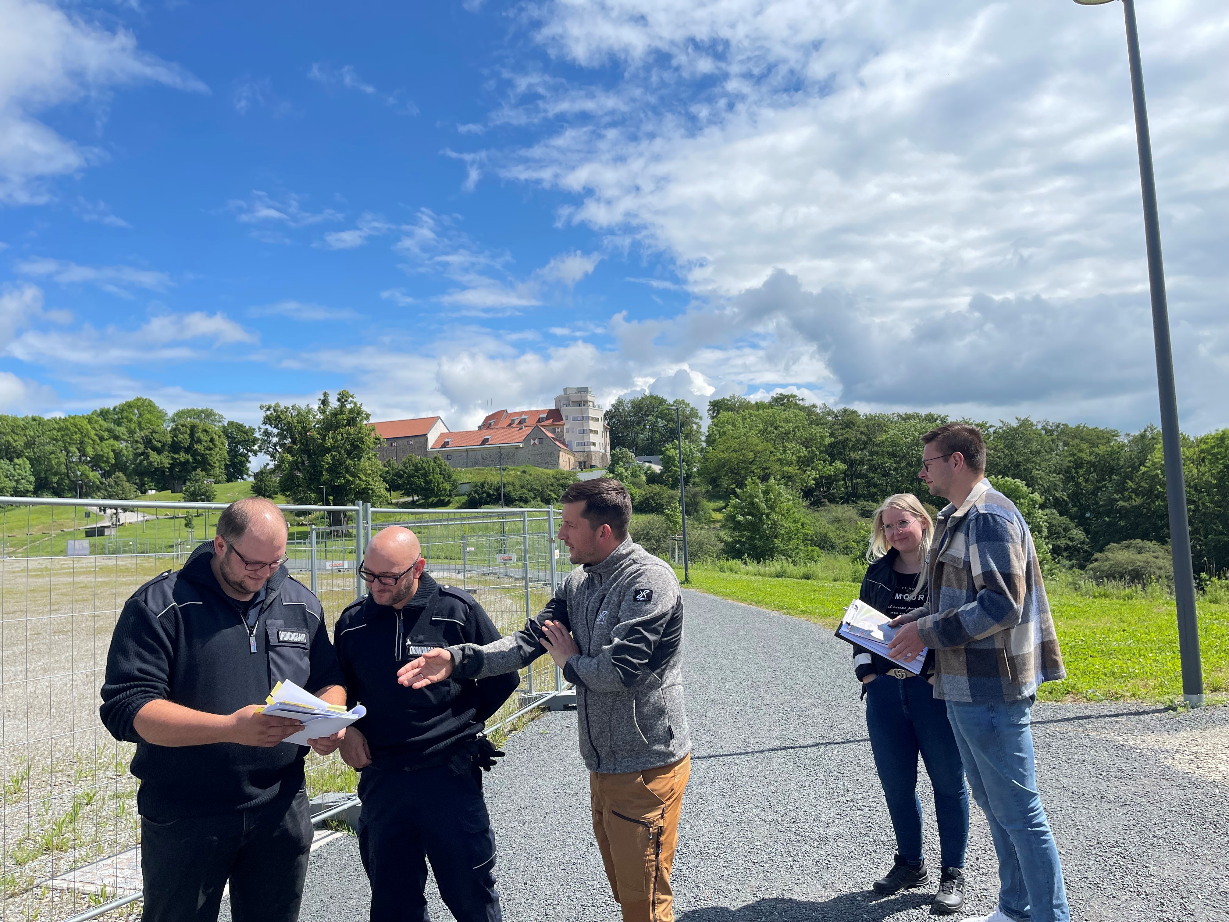 Ordnungsamtsleiter Jan Riese, Alexander Köhler, Tim Krchov (Sachgebietsleiter Kultur), Michelle Enge und Niklas Dietrich Ordnungsamt) bei der Begehung des Konzertgeländes.
