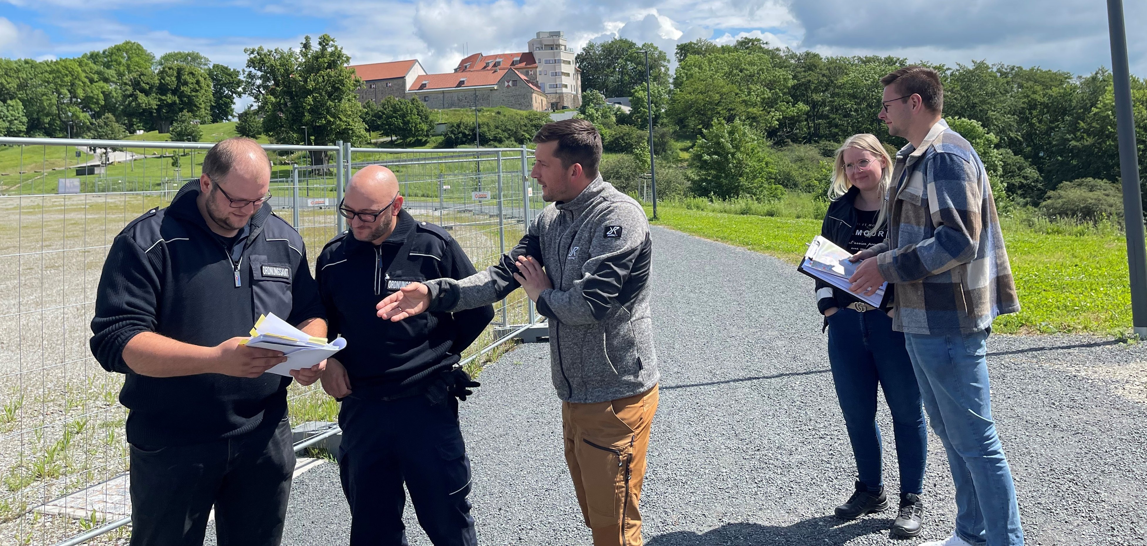 Ordnungsamtsleiter Jan Riese, Alexander Köhler, Tim Krchov (Sachgebietsleiter Kultur), Michelle Enge und Niklas Dietrich Ordnungsamt) bei der Begehung des Konzertgeländes.