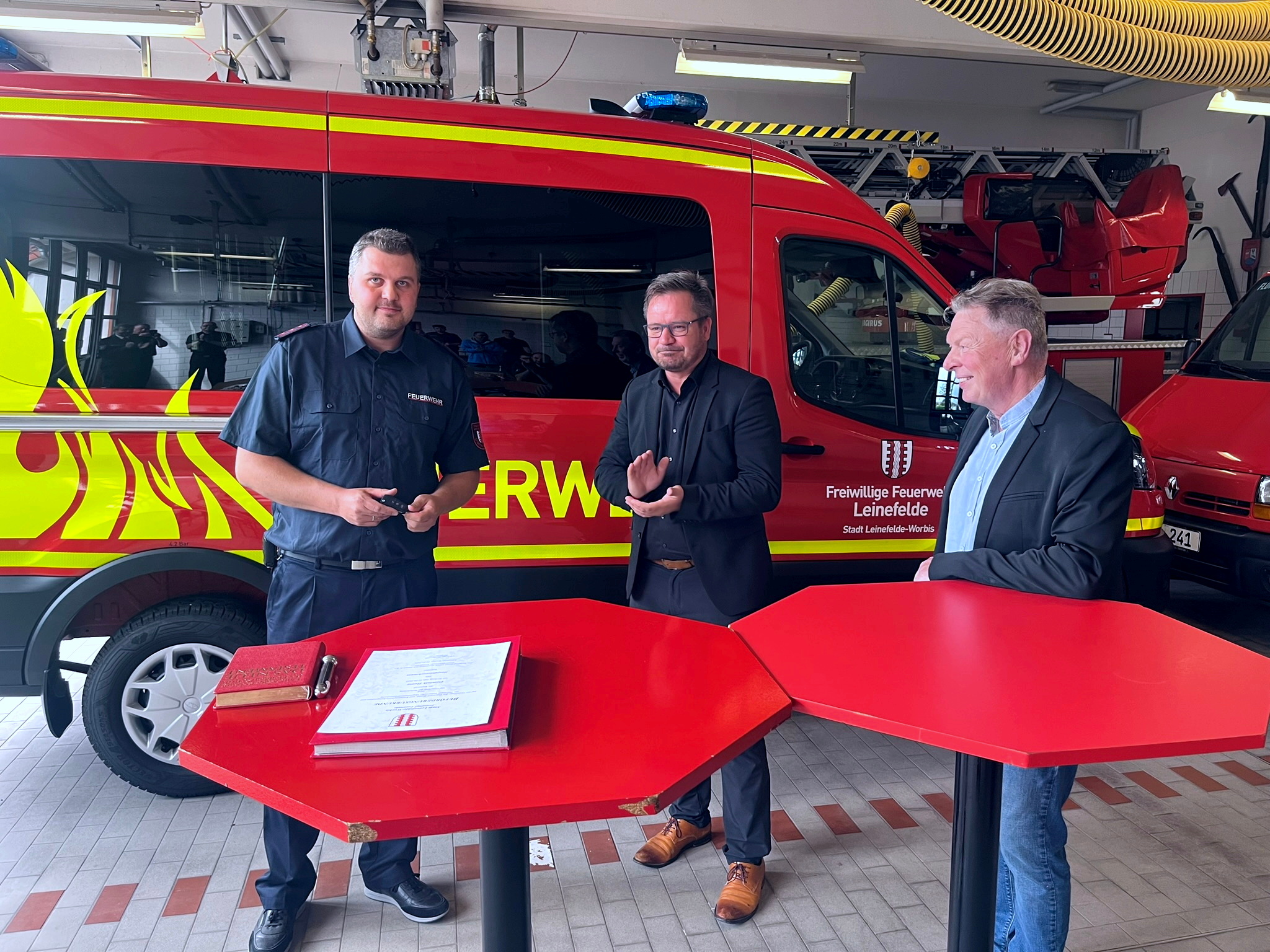 Florian Hartung, Wehrleiter der Leinefelder Feuerwehr (links), Bürgermeister Christian Zwingmann und Ortsteilbürgermeister Dirk Moll bei der Übergabe des neuen Einsatzfahrzeugs.