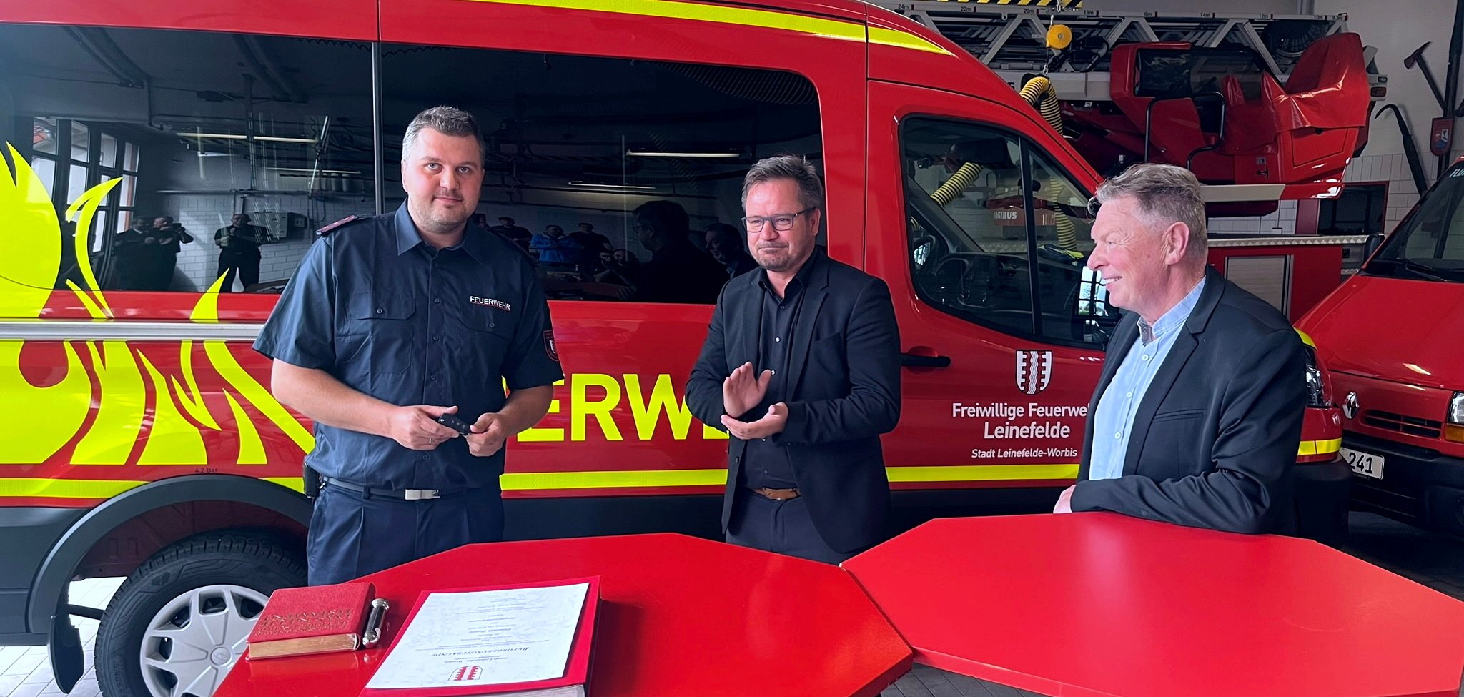 Florian Hartung, Wehrleiter der Leinefelder Feuerwehr (links), Bürgermeister Christian Zwingmann und Ortsteilbürgermeister Dirk Moll bei der Übergabe des neuen Einsatzfahrzeugs.