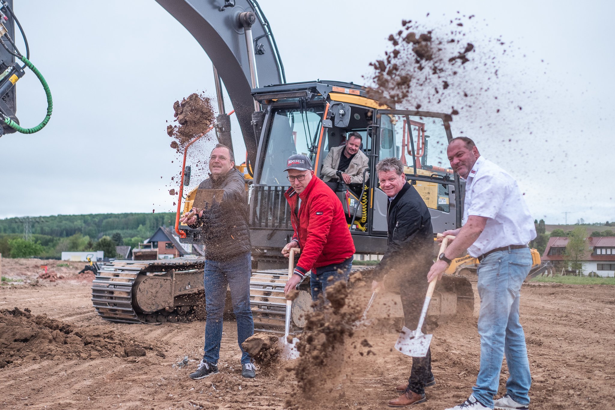 Bürgermeister Christian Zwingmann durfte zum obligatorischen Spatenstich diesmal im großen Bagger Platz nehmen.