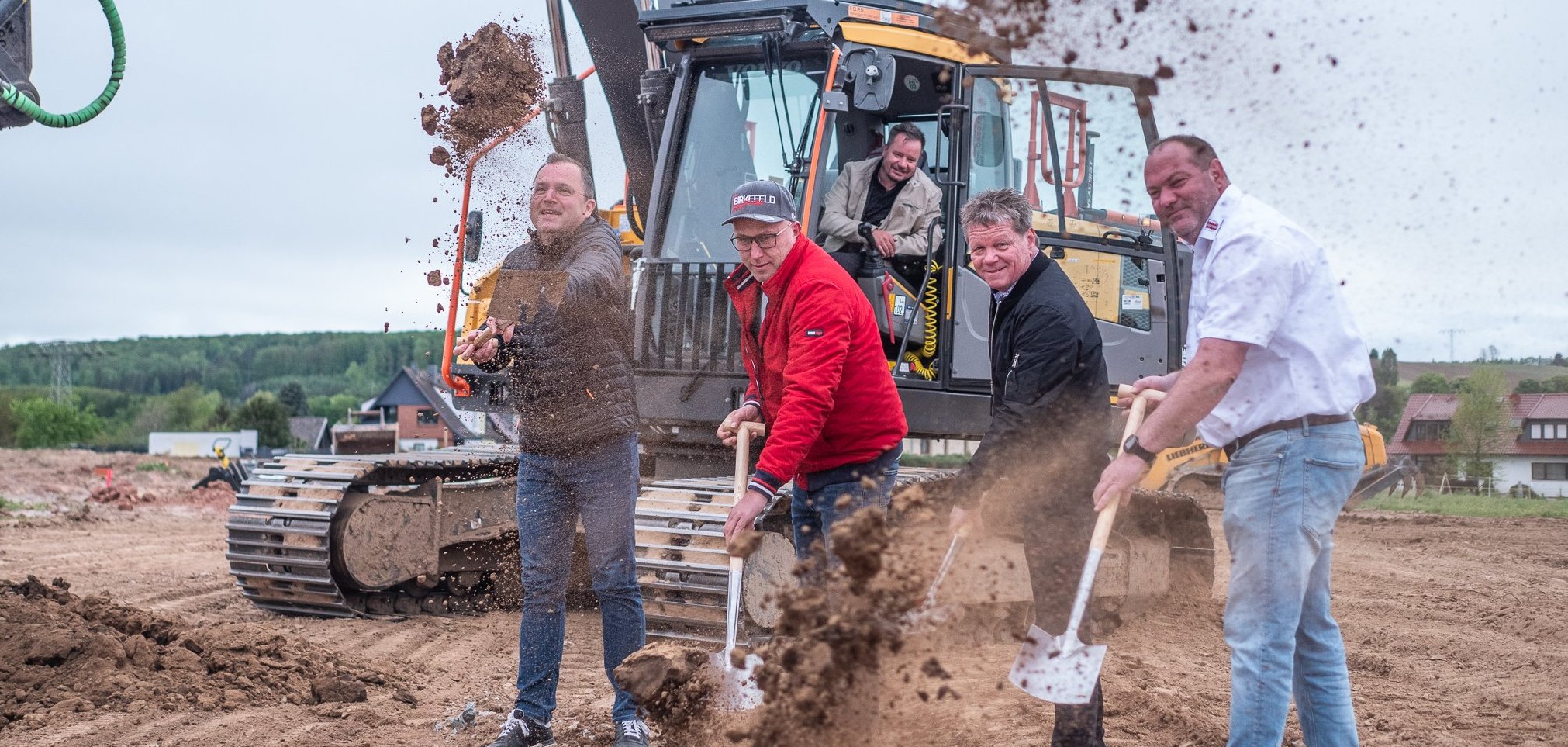 Bürgermeister Christian Zwingmann durfte zum obligatorischen Spatenstich diesmal im großen Bagger Platz nehmen.
