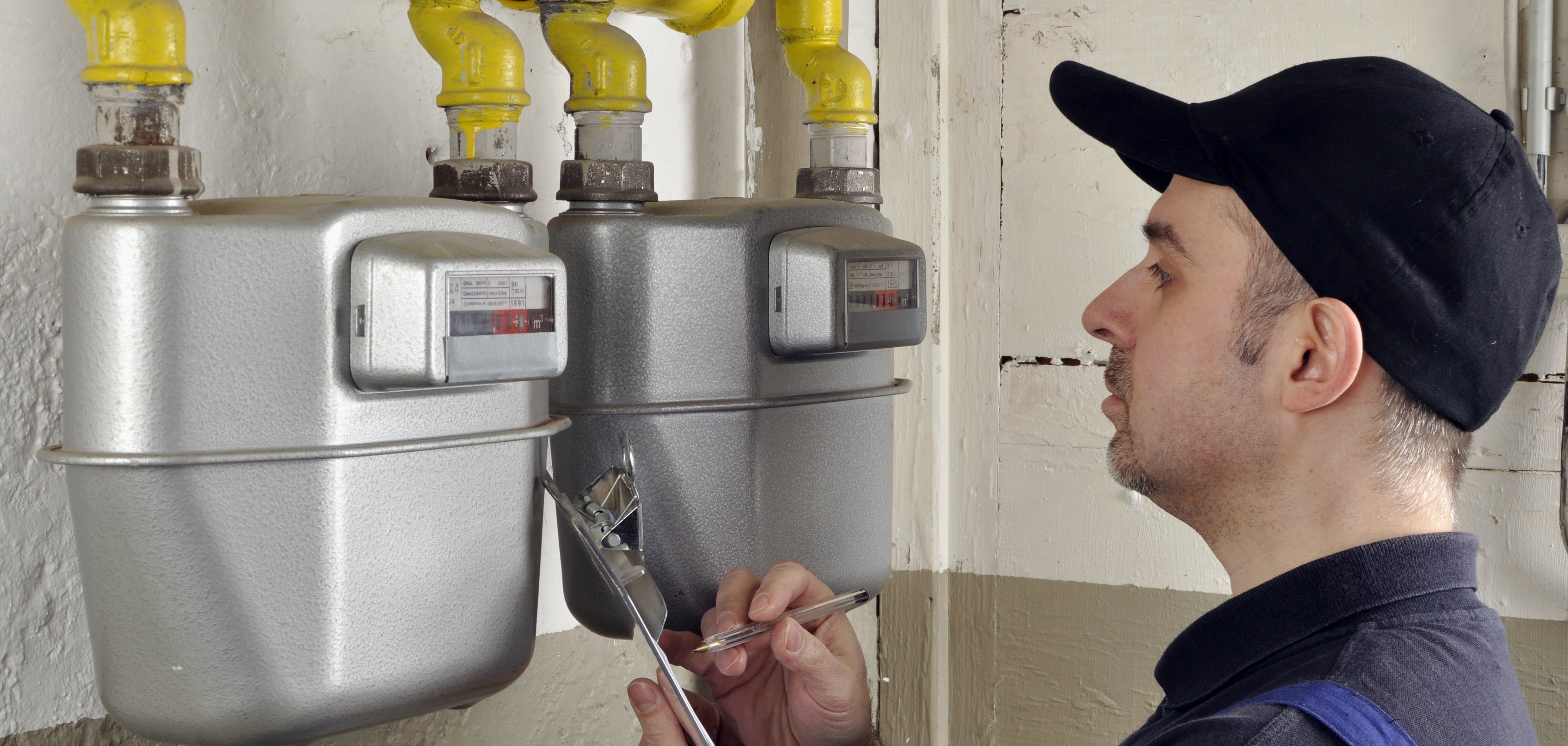 Handwerker liest Gaszähler ab