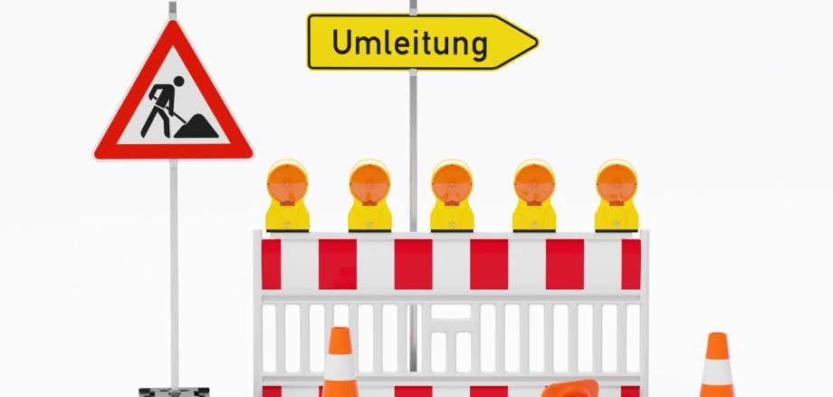 Einzelne Absturzsicherung mit 5 Bakenleuchten gelb-orange, Fußplatten, Schild Baustelle, Schild Umleitung rechtsweisend auf Pfosten steht daneben und Verkehrshütchen Pylone - freigestellt Einzelne Absturzsicherung mit 5 Bakenleuchten gelb-orange, Fußplatten, Schild Baustelle, Schild Umleitung rechtsweisend auf Pfosten steht daneben und Verkehrshütchen Pylone - freigestellt