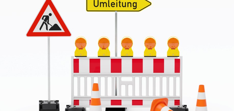 Einzelne Absturzsicherung mit 5 Bakenleuchten gelb-orange, Fußplatten, Schild Baustelle, Schild Umleitung rechtsweisend auf Pfosten steht daneben und Verkehrshütchen Pylone - freigestellt