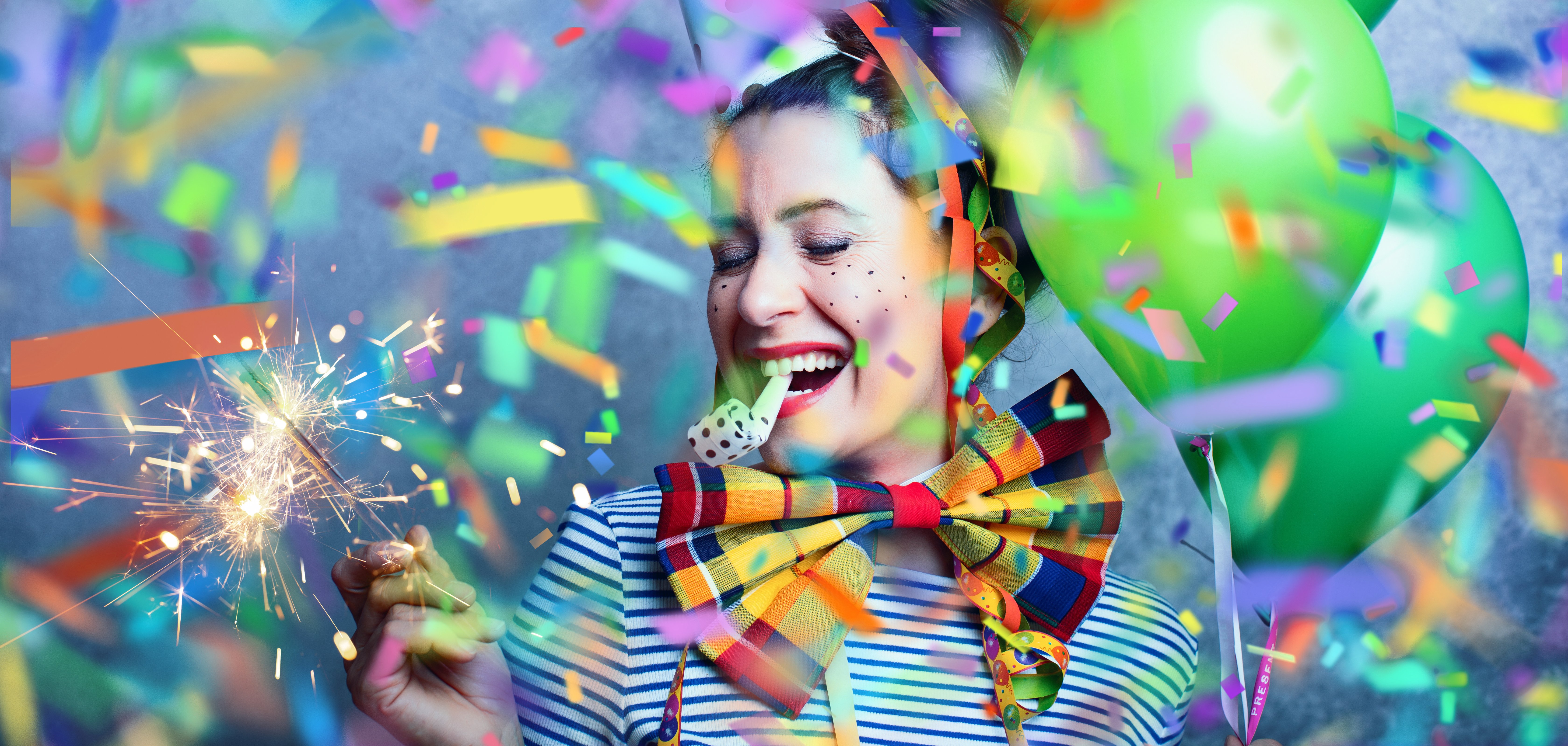 Frau beim Fasching mit Partyhut