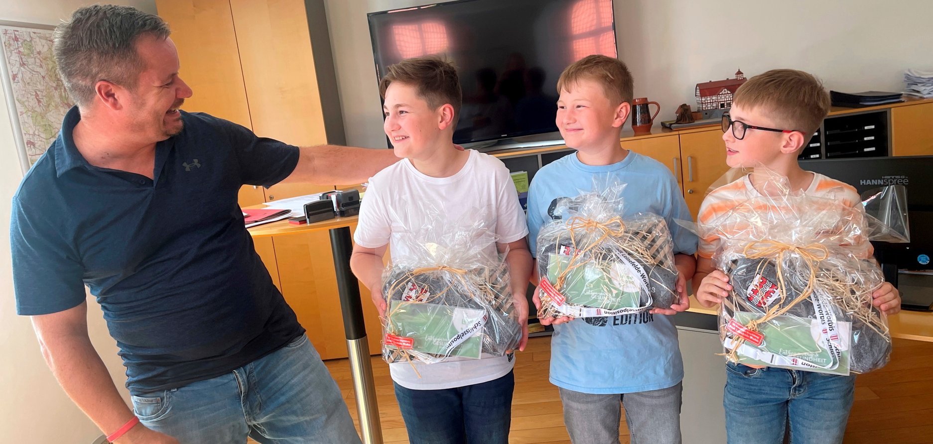 Von Bürgermeister Christian Zwingmann gab es für Oskar Schnur, Maris Lobing, Gustav Schnur (von links) eine kleine Überraschung.