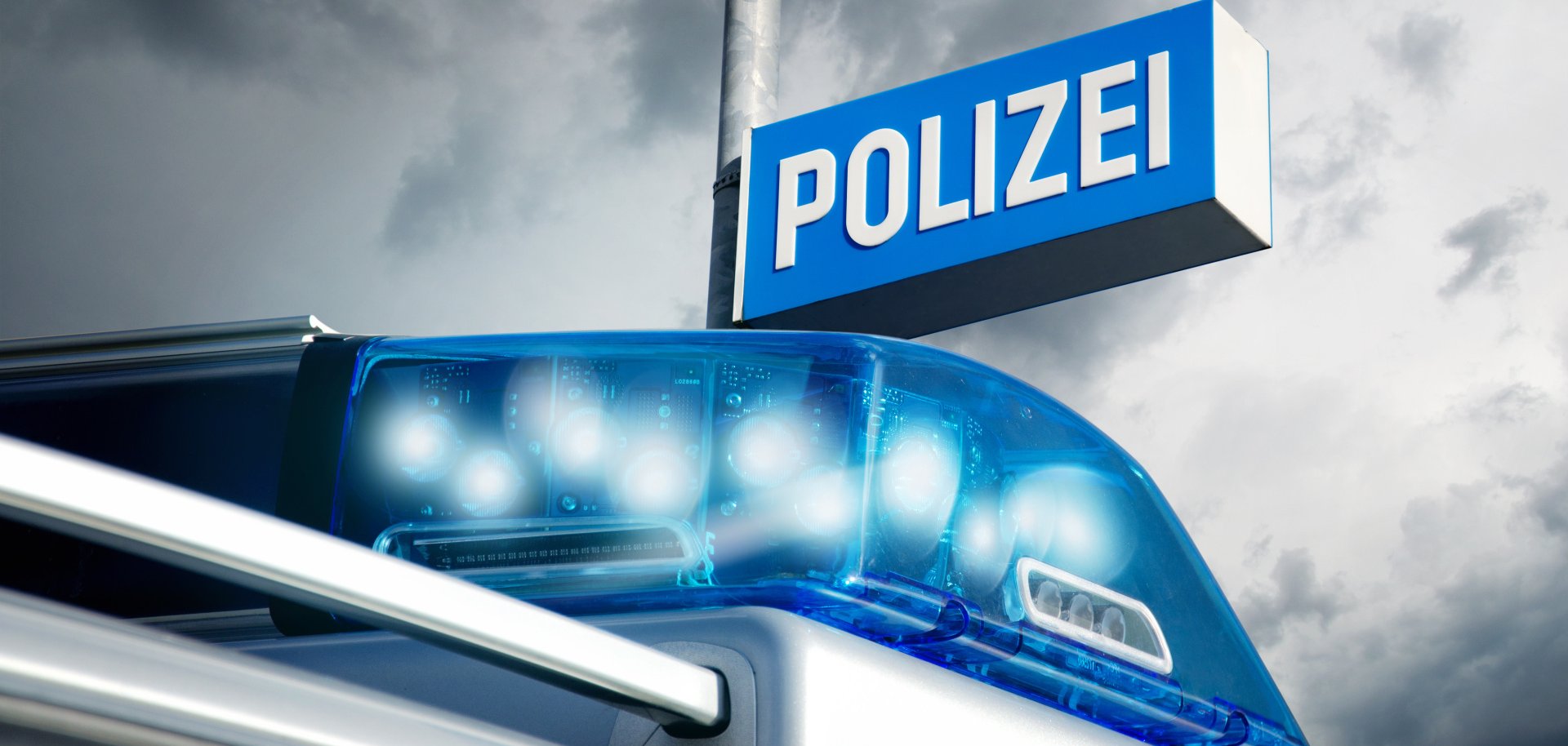 Polizeirevier am Abend