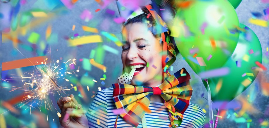 Frau beim Fasching mit Partyhut