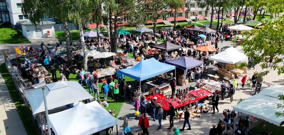 Antik- und Sammlermarkt vor dem Blumenblock Antik- und Sammlermarkt vor dem Blumenblock