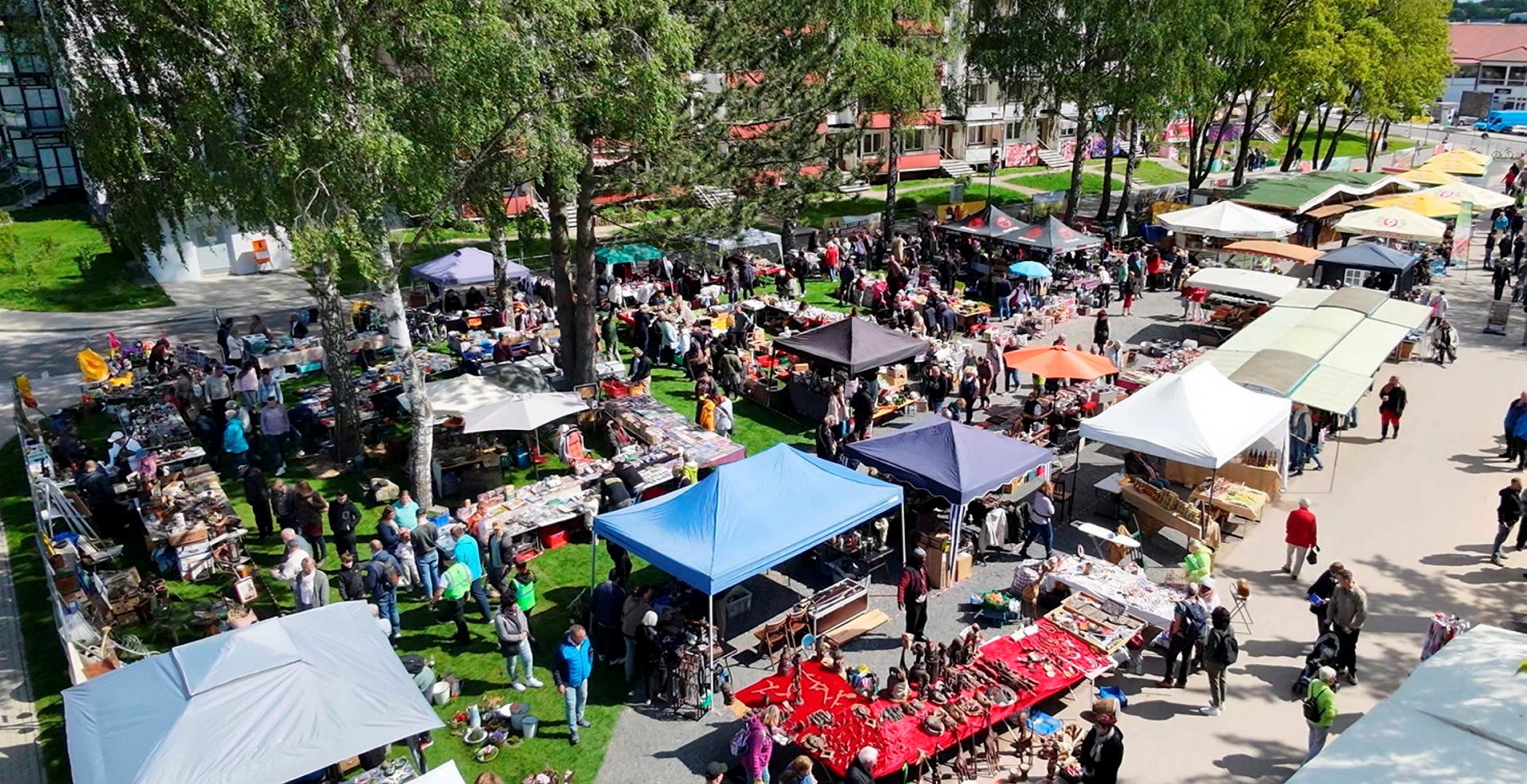 Antik- und Sammlermarkt vor dem Blumenblock Antik- und Sammlermarkt vor dem Blumenblock