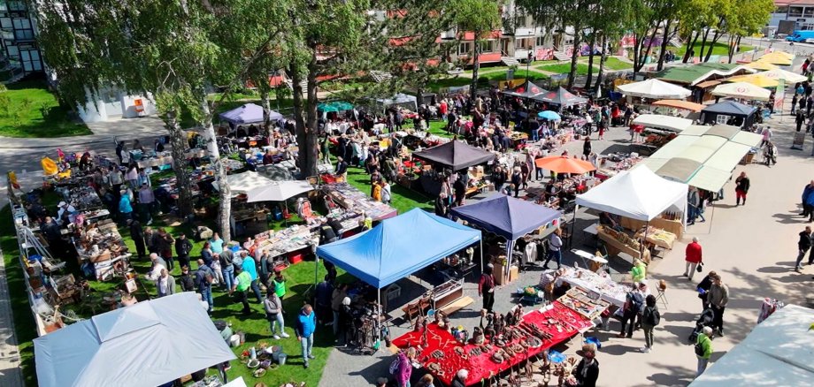 Antik- und Sammlermarkt vor dem Blumenblock Antik- und Sammlermarkt vor dem Blumenblock