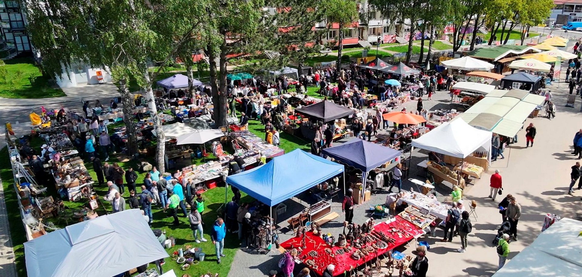 Antik- und Sammlermarkt vor dem Blumenblock