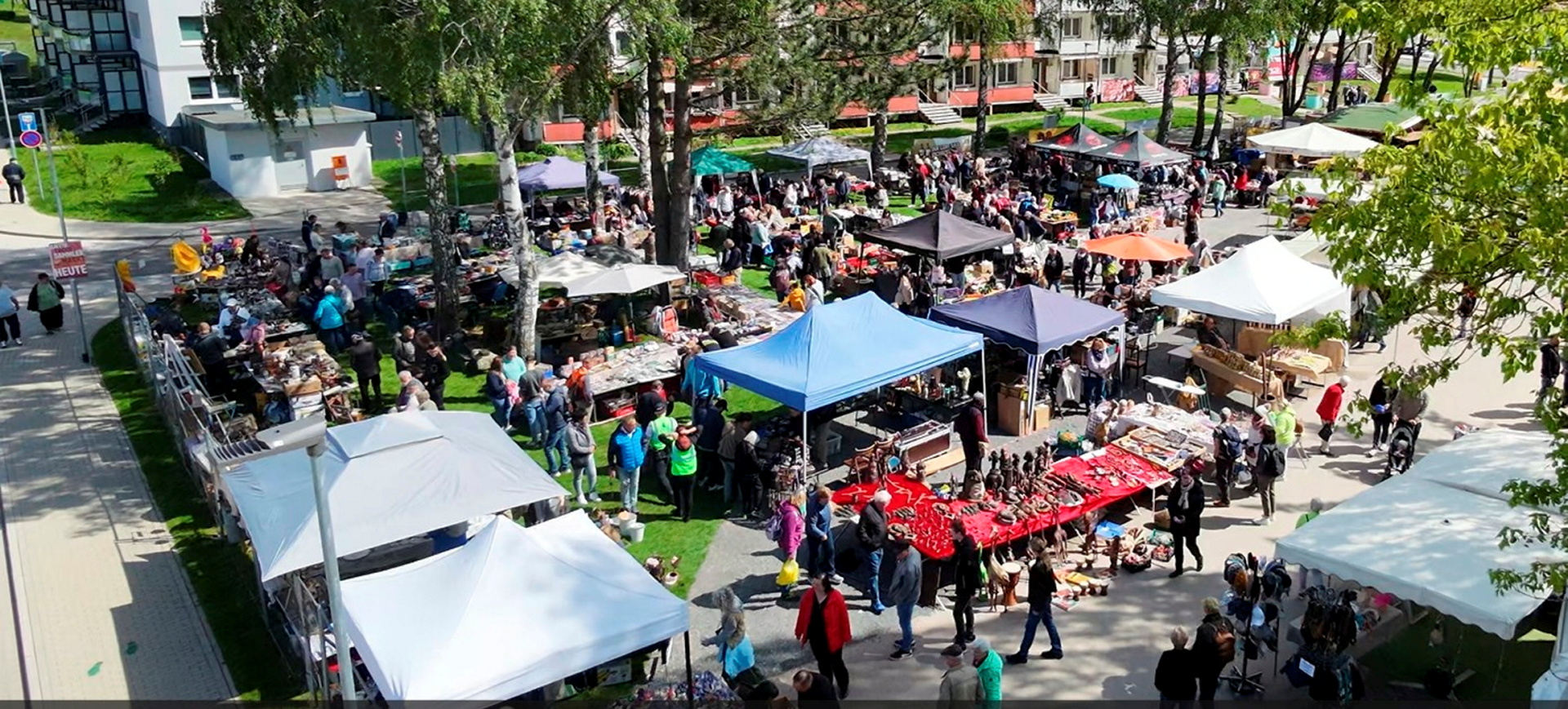 Antik- und Sammlermarkt vor dem Blumenblock Antik- und Sammlermarkt vor dem Blumenblock