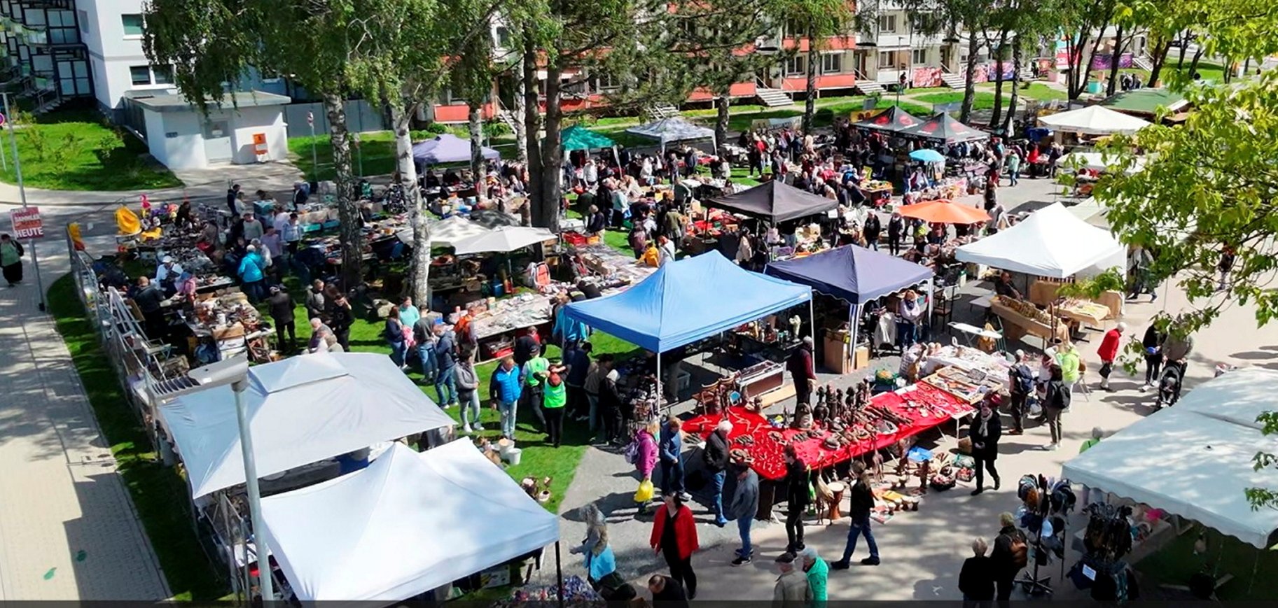 Antik- und Sammlermarkt vor dem Blumenblock