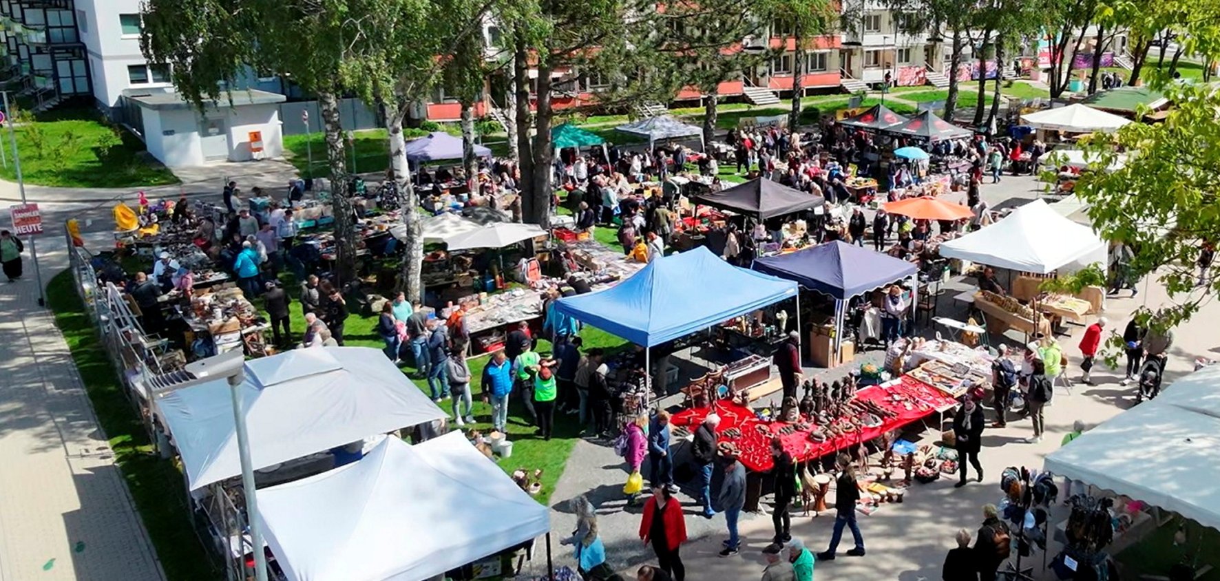 Antik- und Sammlermarkt vor dem Blumenblock