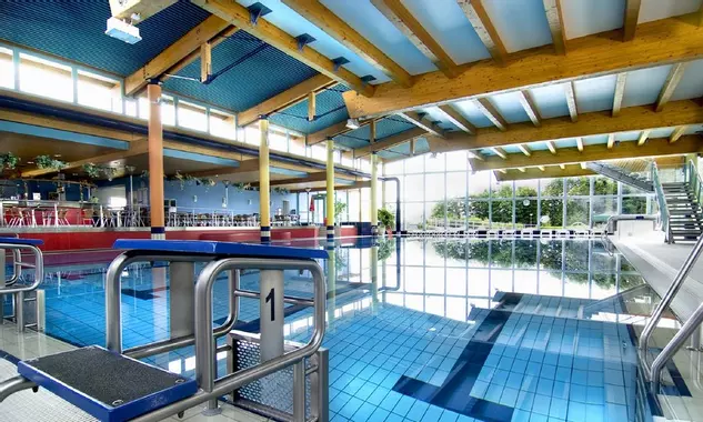 Blick auf das Sportbecken des Leinebades.