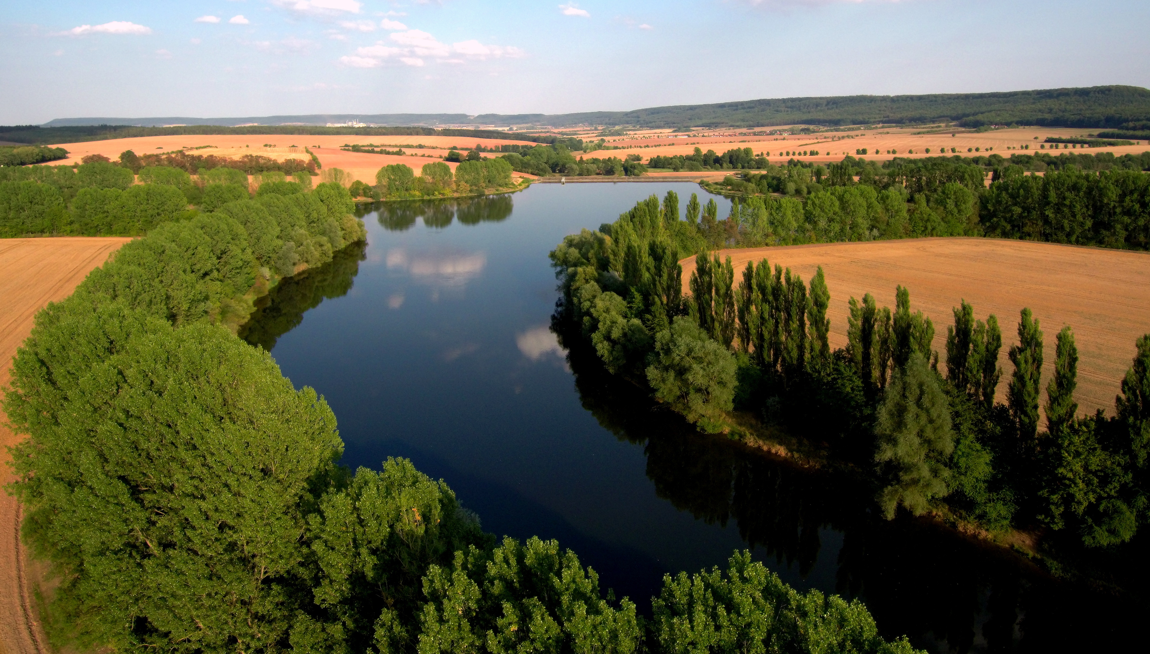Blick aus der Luft auf einen Seitenarm des Birkunger Stausees. 