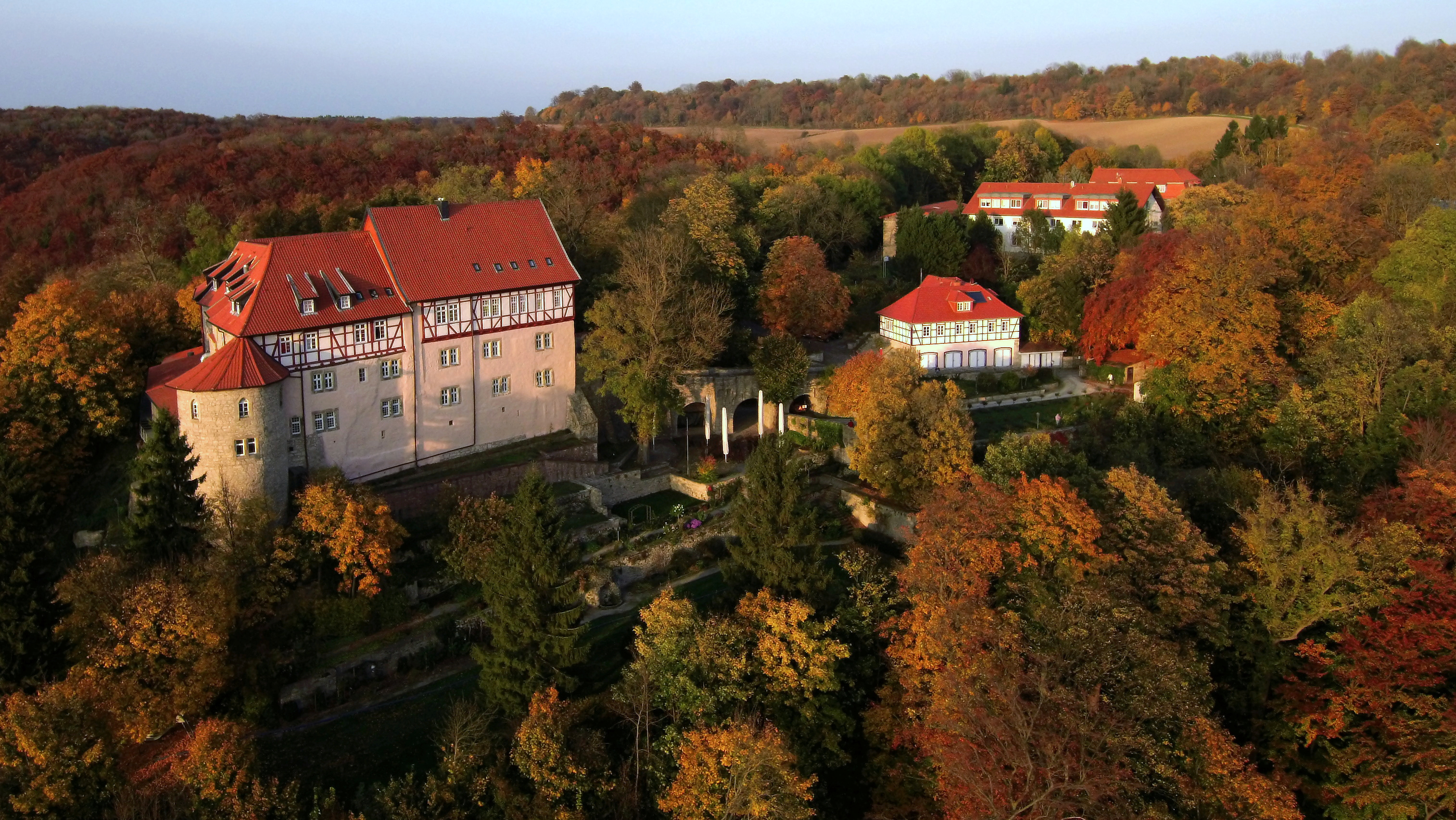 Herbstliches Luftbild von der Burg Bodenstein.