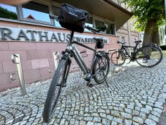 Fahrräder parken vor dem Leinefelder Wasserturm.
