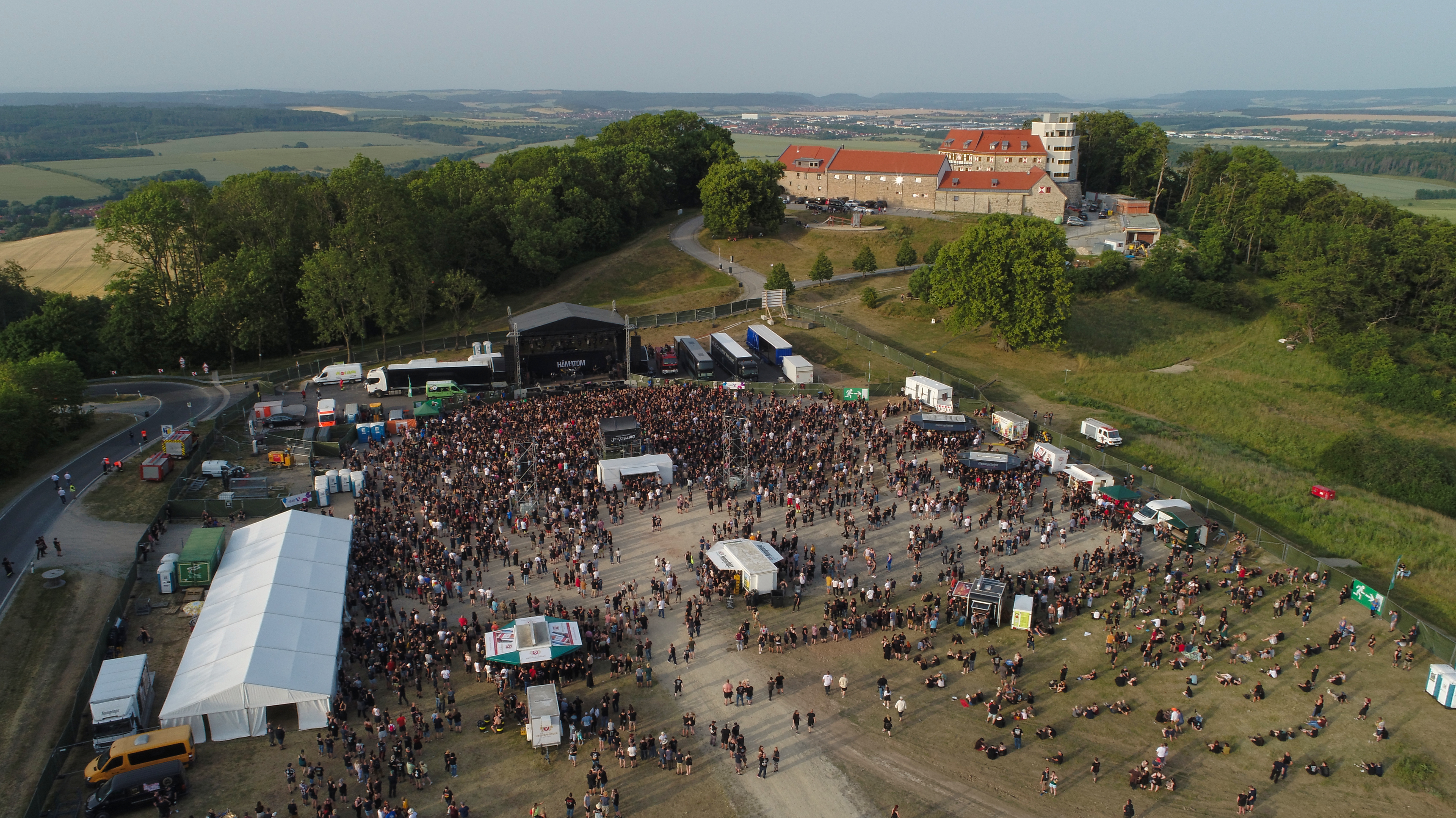 Luftbild vom Open Air Konzert mit Russkaja, Hämatom und In Extremo auf dem Scharfenstein.
