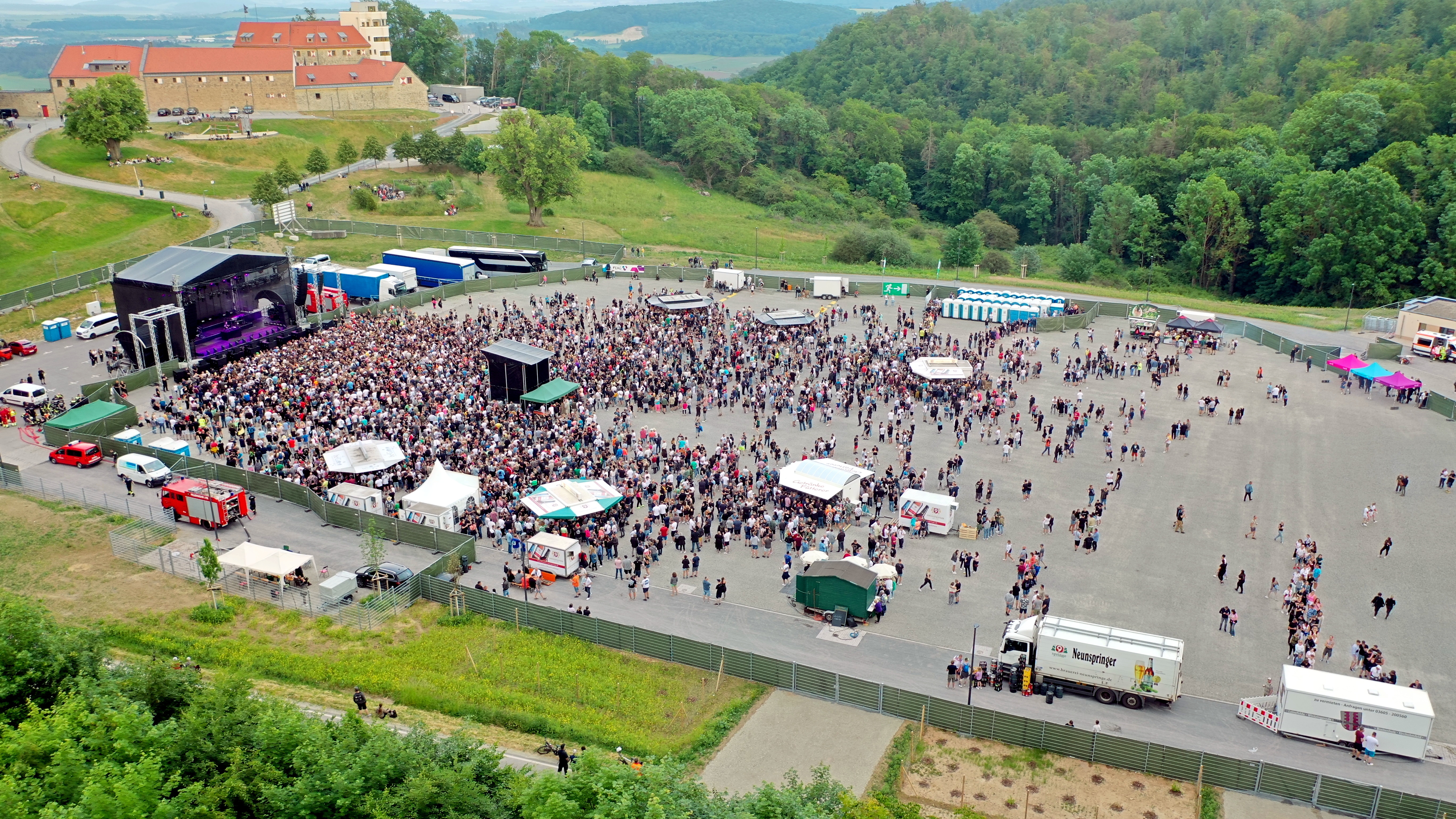 Luftbild vom Konzert mit Scooter auf dem Scharfenstein.