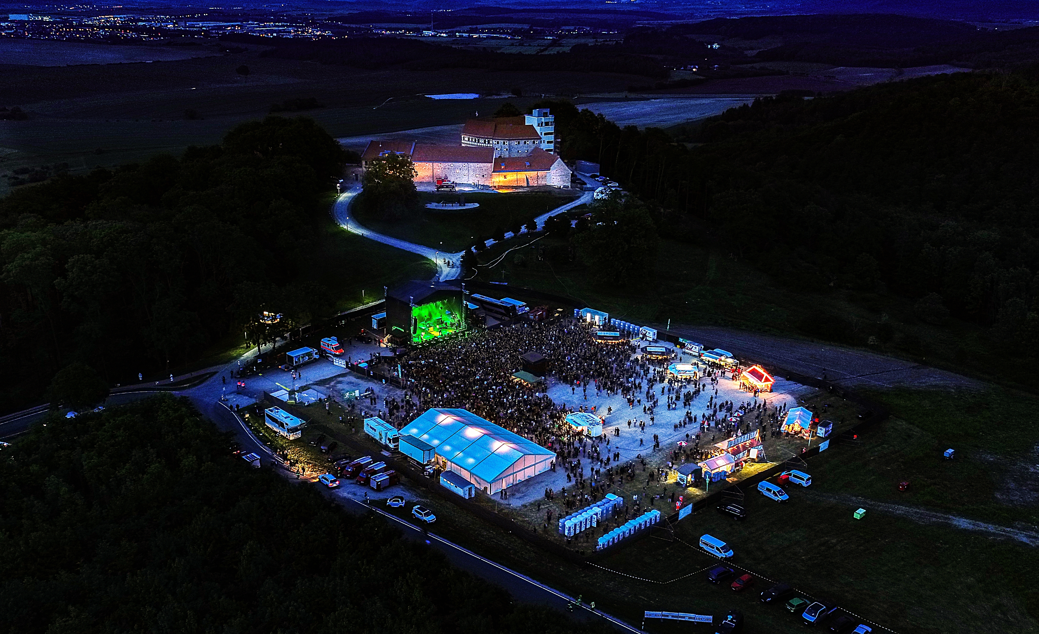 Luftbild vom Open air Konzert mit In Extremo auf dem Scharfenstein.