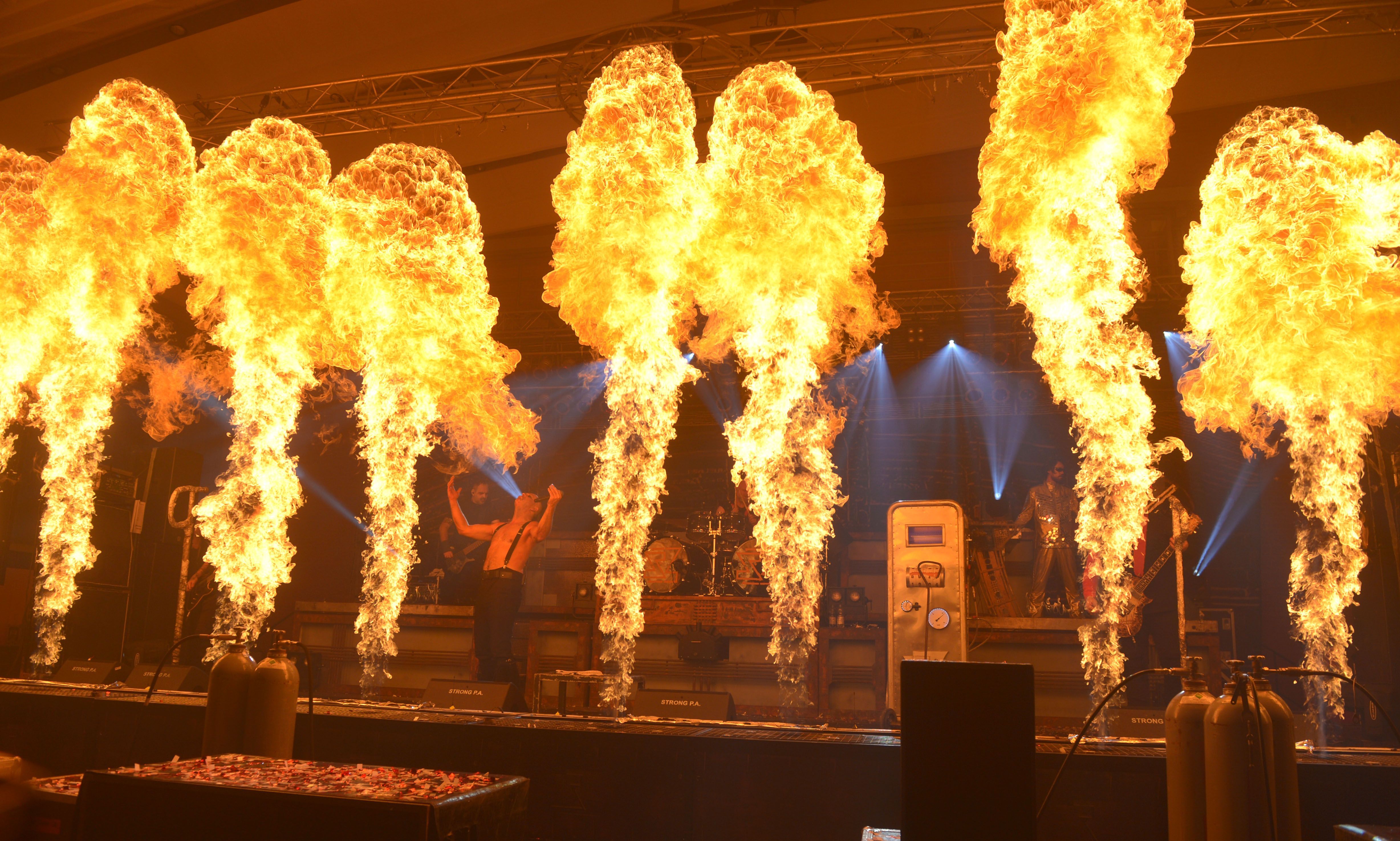 Rockkonzert mit Feuershow in der Obereichsfeldhalle. 
