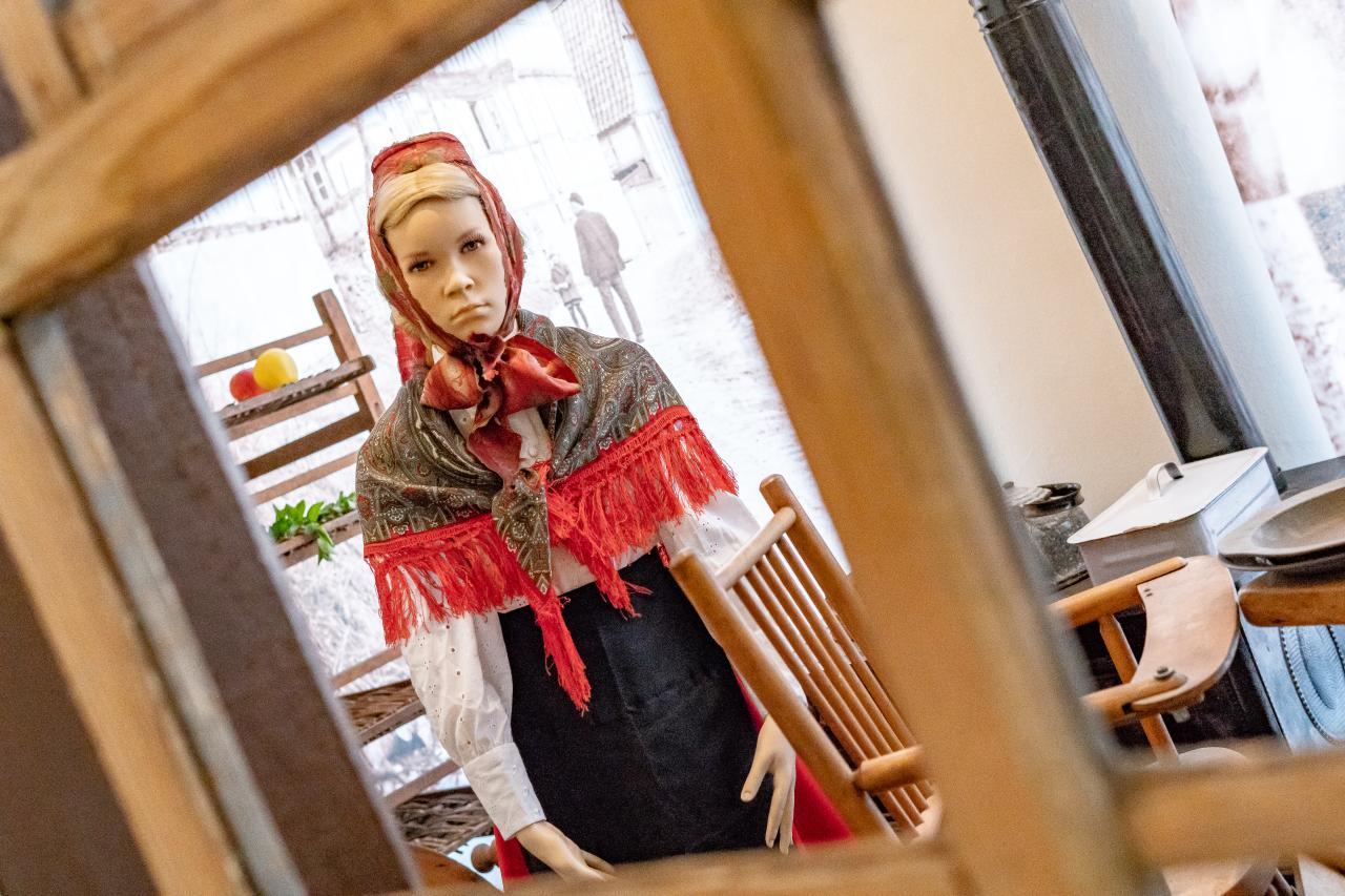 Eine Schaufensterpuppe in Eichsfelder Tracht.