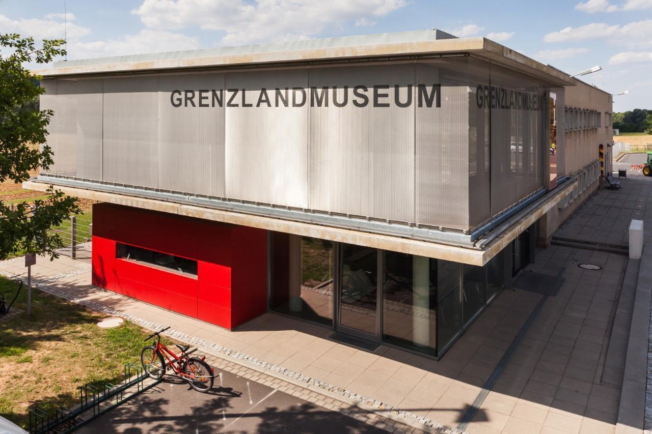 Blick auf den modernen Anbau des Grenzlandmuseums Teistungen.