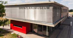 Blick auf den modernen Anbau des Grenzlandmuseums Teistungen.